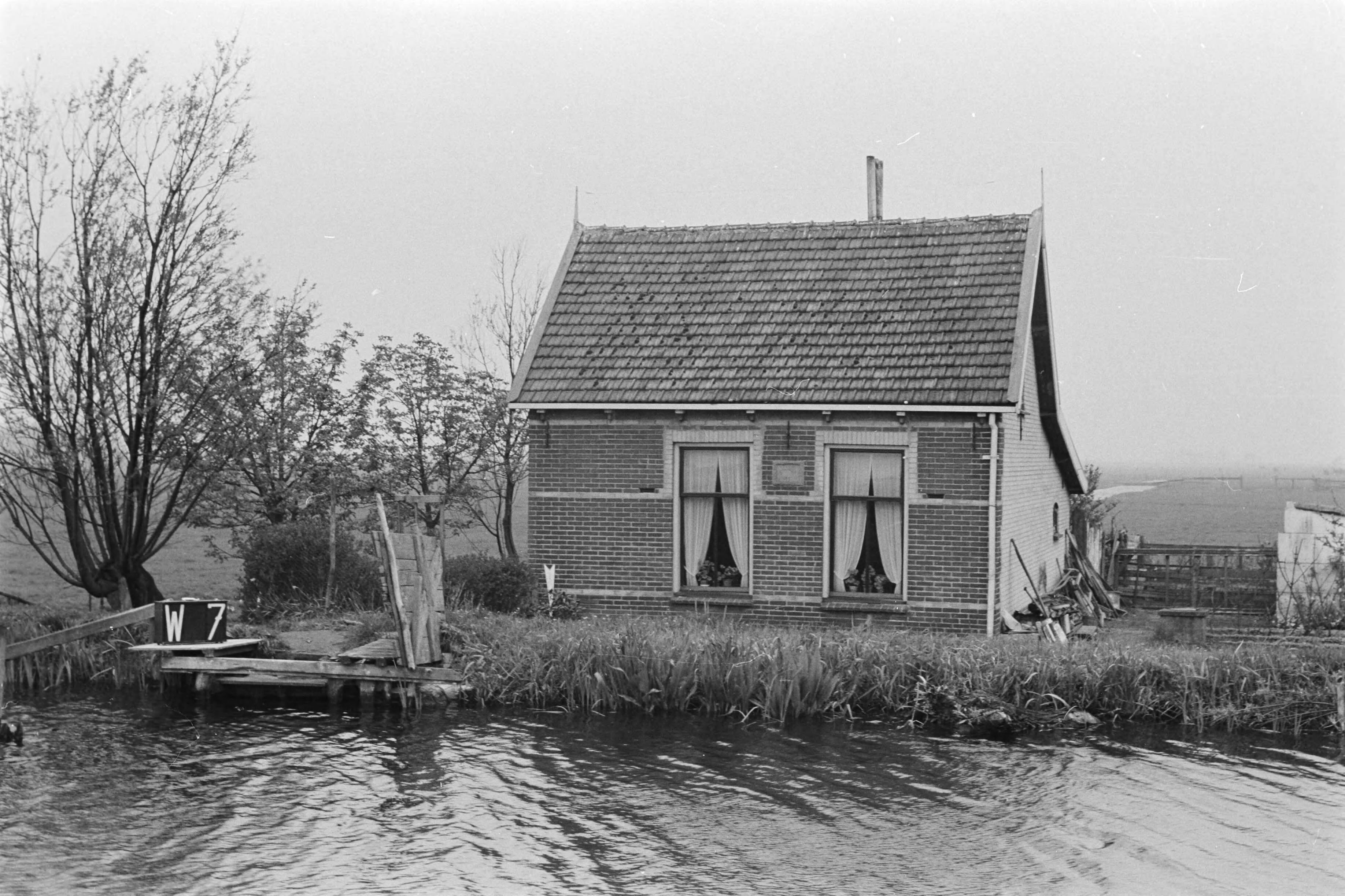 Vaste Punten Cultuurtechnische Dienst — Huis aan het water te Woubrugge (ruilverkaveling Veenderpolder) — Foto: Fotograaf Onbekend / Heidemij. Licentie: Set B: Rechtenvrij / Publiek Domein. Bron: Nationaal Archief. http://hdl.handle.net/10648/ae97f714-d0b4-102d-bcf8-003048976d84
