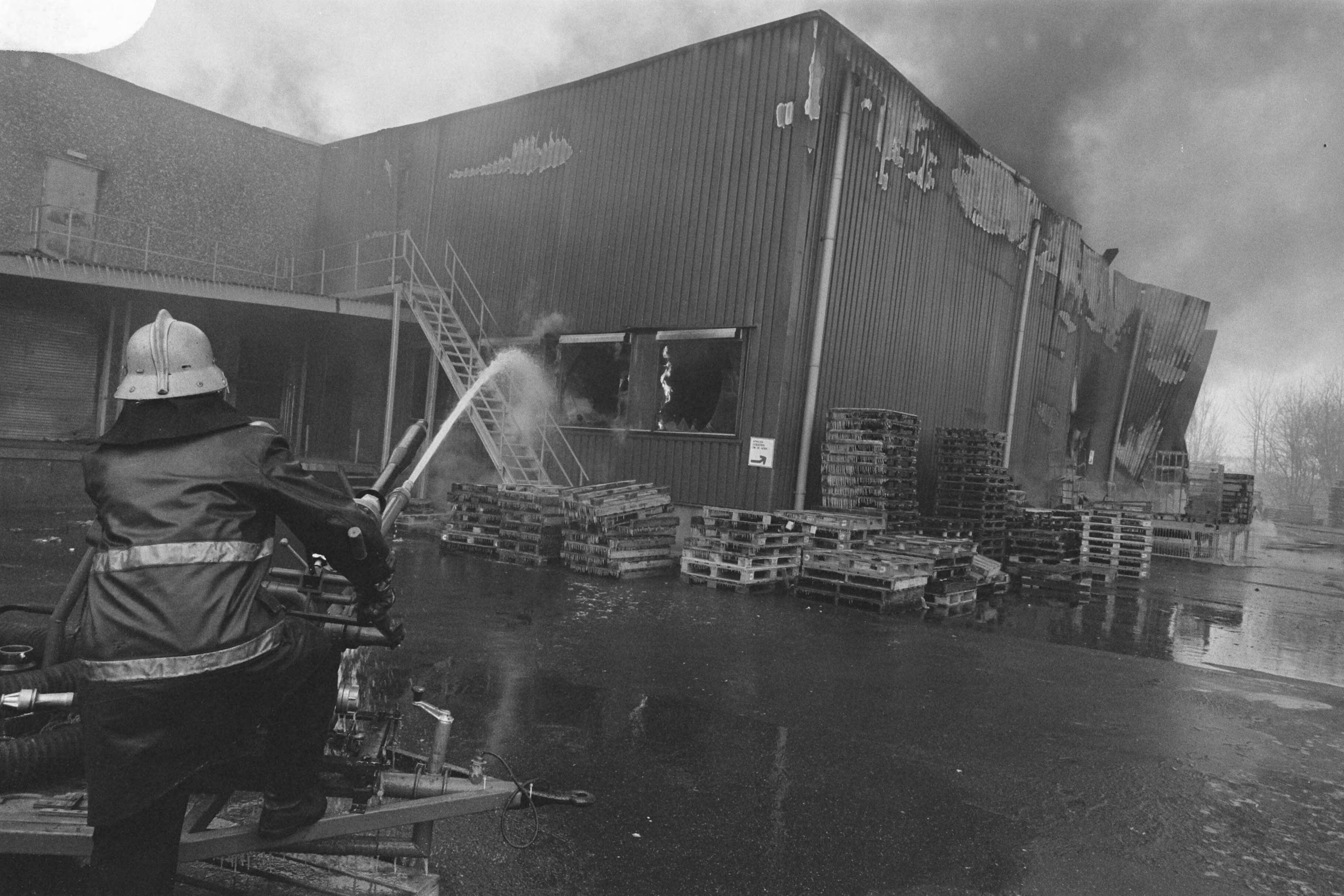 Fotocollectie Anefo — Brand in vestiging Makro in Nuth in Limburg — Foto: Bogaerts, Rob / Anefo. Licentie: Set B: Rechtenvrij / Publiek Domein. Bron: Nationaal Archief. http://hdl.handle.net/10648/ad5b5170-d0b4-102d-bcf8-003048976d84