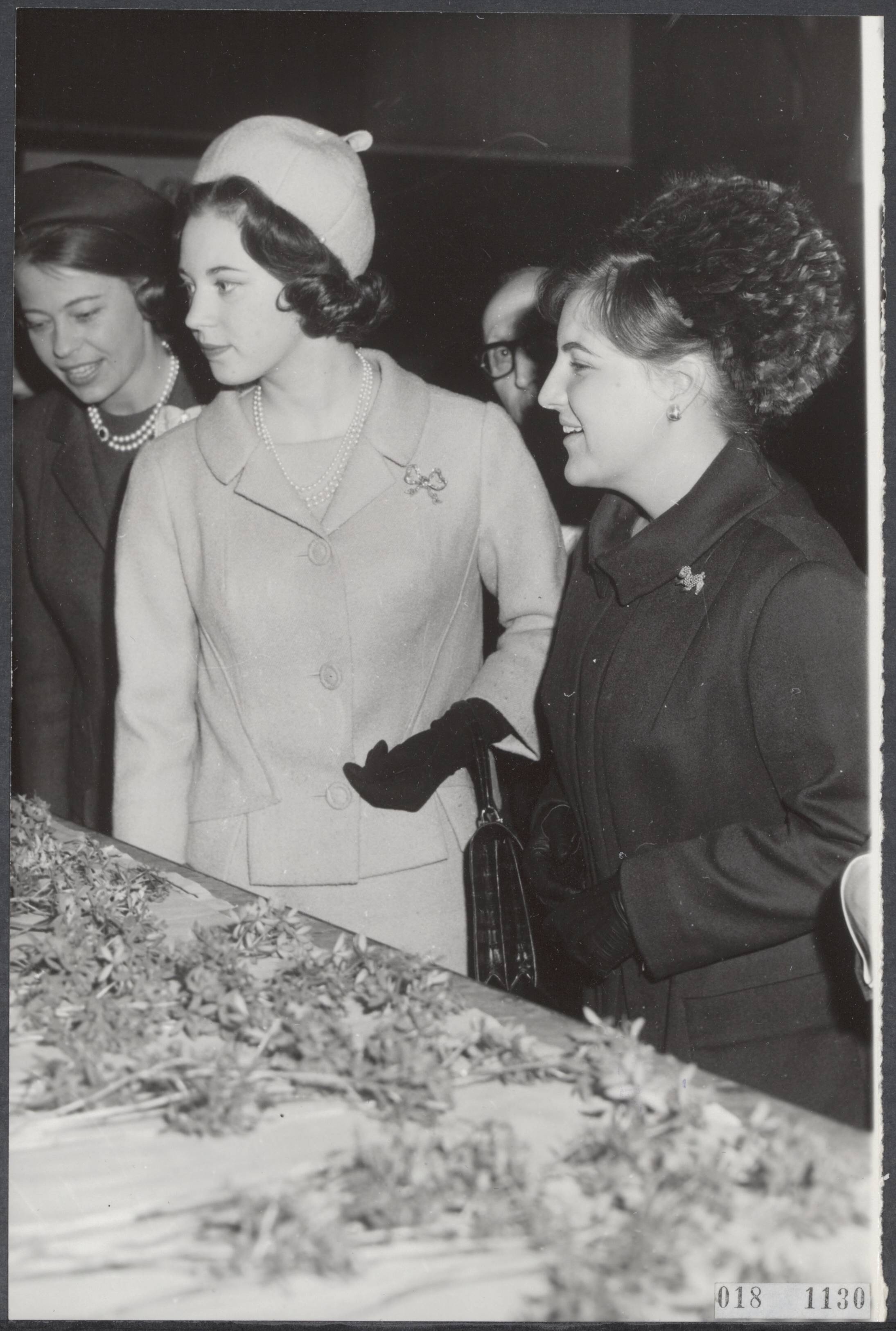 Fotocollectie Elsevier Binnenland — Prinses Margriet brengt met de Deense prinses Benedikte (links) een bezoek aan de bloemenveiling te Aalsmeer. Tijdens de rondgang door het velingsgebouw — Foto: Bilsen, Joop van / Anefo. Licentie: Set B: Rechtenvrij / Publiek Domein. Bron: Nationaal Archief. http://hdl.handle.net/10648/adc462b4-d0b4-102d-bcf8-003048976d84