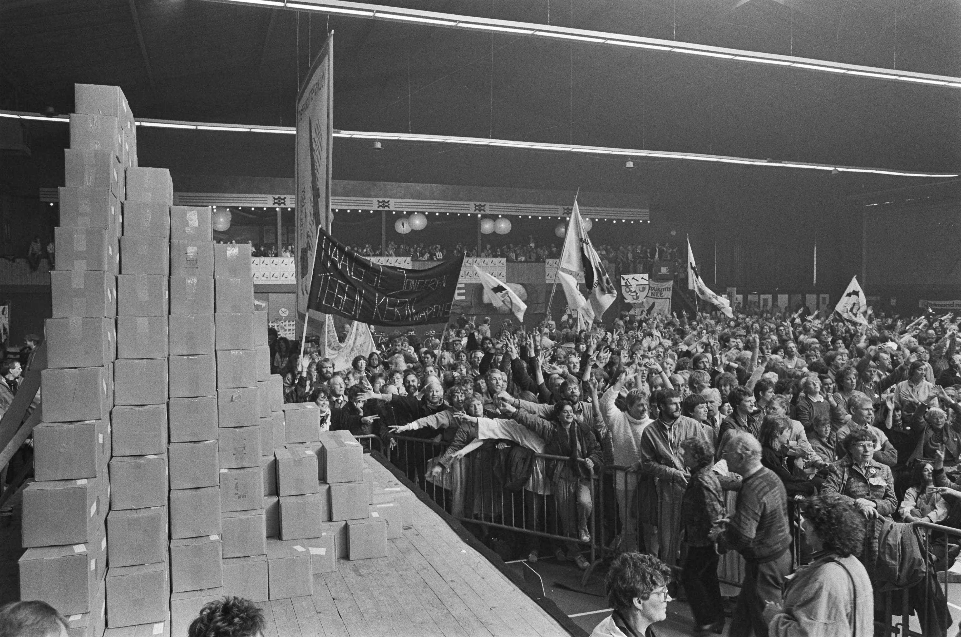 Fotocollectie Anefo — Slotmanifestatie volkspetitionnement in Den Haag ; dozen met handtekeningen op podium — Foto: Croes, Rob C. / Anefo. Licentie: Set B: Rechtenvrij / Publiek Domein. Bron: Nationaal Archief. http://hdl.handle.net/10648/ad4c07ce-d0b4-102d-bcf8-003048976d84