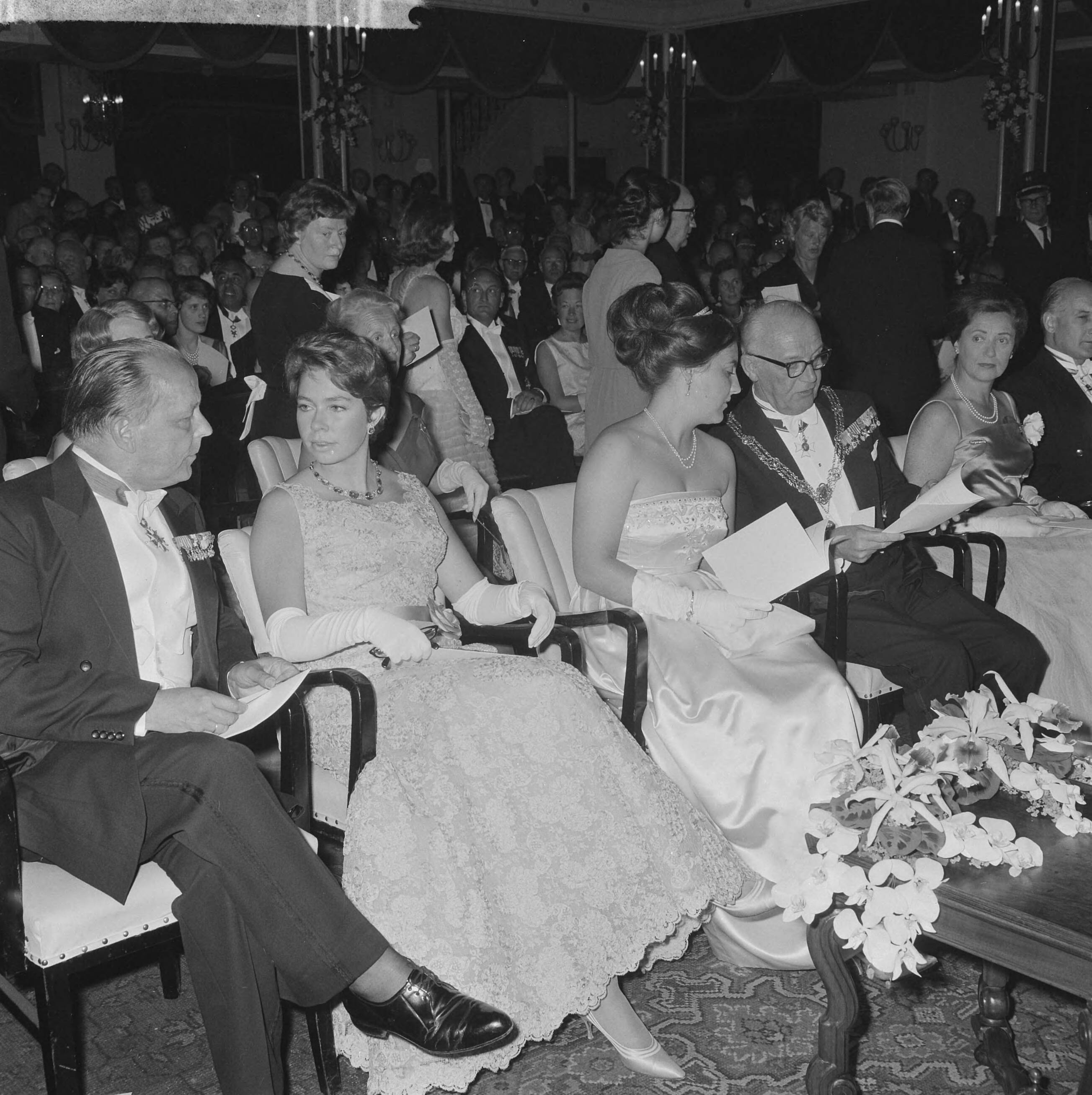 Fotocollectie Anefo — Holland Festival in Kurhaus te Scheveningen geopend met een galaconcert van het Residentieorkest, vlnr. mr. H.J. Reinink, voorzitter van het Holland Festival, prinses Christina van Zweden, prinses Margriet en mr. H.A.M.T. Kolfschoten, burgemeester van Den Haag — Foto: Pot, Harry / Anefo. Licentie: Set B: Rechtenvrij / Publiek Domein. Bron: Nationaal Archief. http://hdl.handle.net/10648/aa6d0fda-d0b4-102d-bcf8-003048976d84