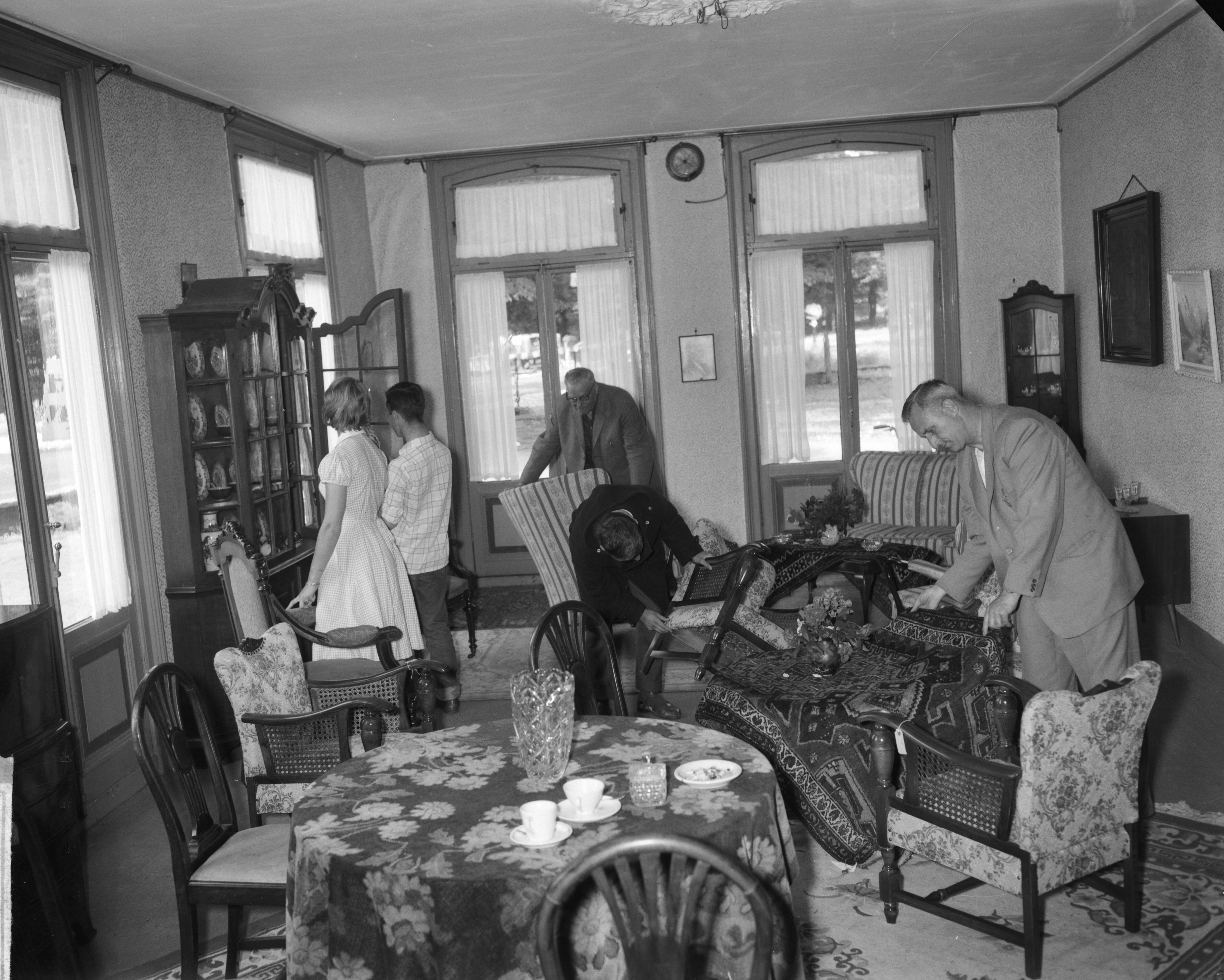 Fotocollectie Anefo — Hotel Trier in Soestdijk (geveild). Interieur met geinteresseerden — Foto: Bilsen, Joop van / Anefo. Licentie: Set B: Rechtenvrij / Publiek Domein. Bron: Nationaal Archief. http://hdl.handle.net/10648/a9da42ae-d0b4-102d-bcf8-003048976d84