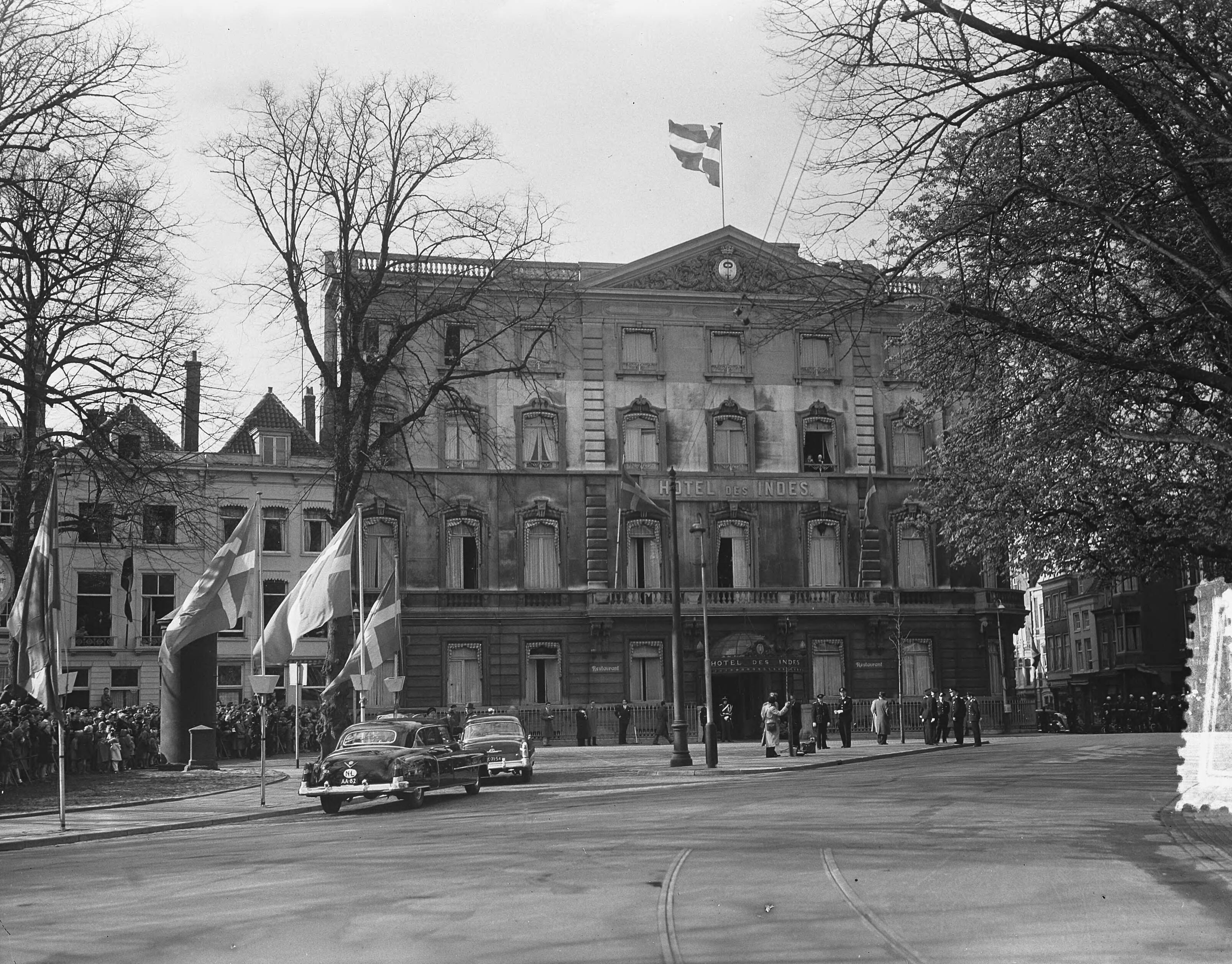 Deens staatsbezoek (1954) — Tweede dag Deens staatsbezoek. Aankomst bij de Deense legatie te Den Haag — Foto: Bilsen, Joop van / Anefo. Licentie: Set B: Rechtenvrij / Publiek Domein. Bron: Nationaal Archief. http://hdl.handle.net/10648/a920cb08-d0b4-102d-bcf8-003048976d84