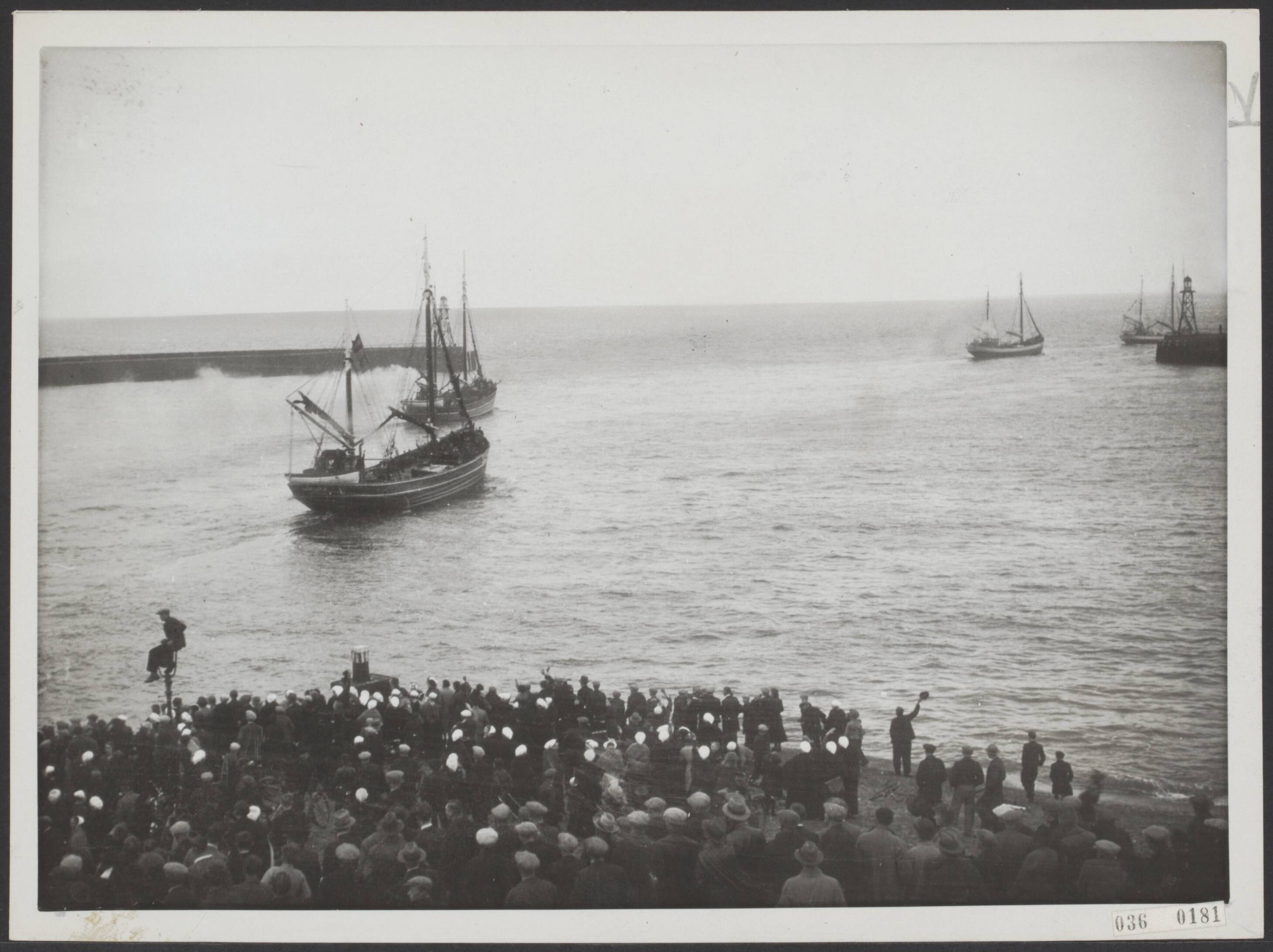 Fotocollectie Elsevier Binnenland — De Scheveningse vissersvloot is om 5.00 ter haringvangst uitgevaren. Het vertrek der schepen waarvoor zoals gewoonlijk veel belangstelling bestond — Foto: N.V. Polygoon. Licentie: Set B: Rechtenvrij / Publiek Domein. Bron: Nationaal Archief. http://hdl.handle.net/10648/adec0ae4-d0b4-102d-bcf8-003048976d84