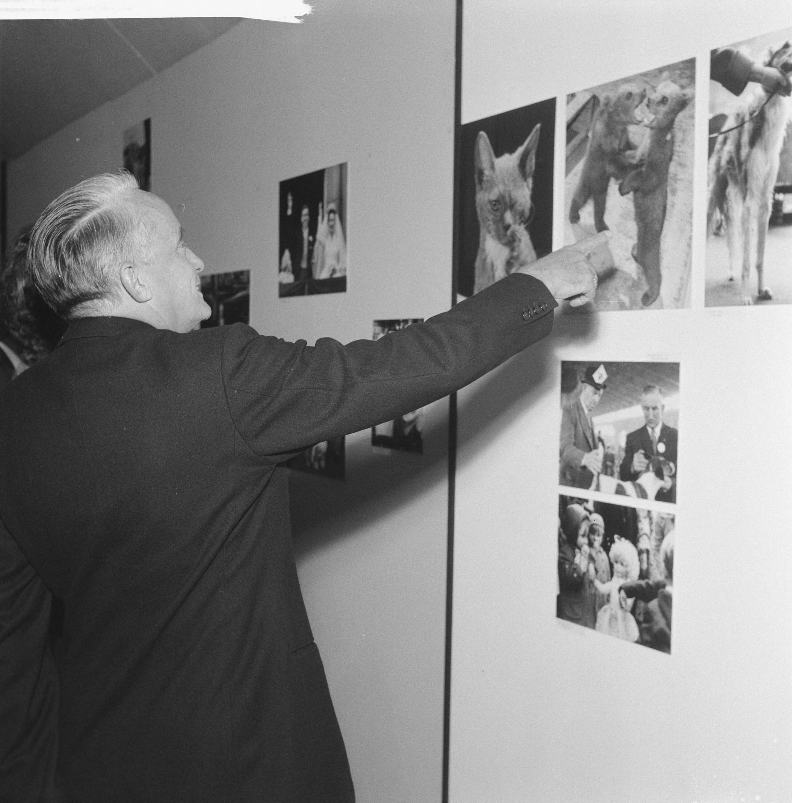 Fotocollectie Anefo — Opening World Press Photo 1961. Commissaris der Koningin in Zuid-Holland, mr. J. Klaasesz tijdens de rondgang — Foto: Nijs, Jac. de / Anefo. Licentie: Set B: Rechtenvrij / Publiek Domein. Bron: Nationaal Archief. http://hdl.handle.net/10648/a9e4e4de-d0b4-102d-bcf8-003048976d84