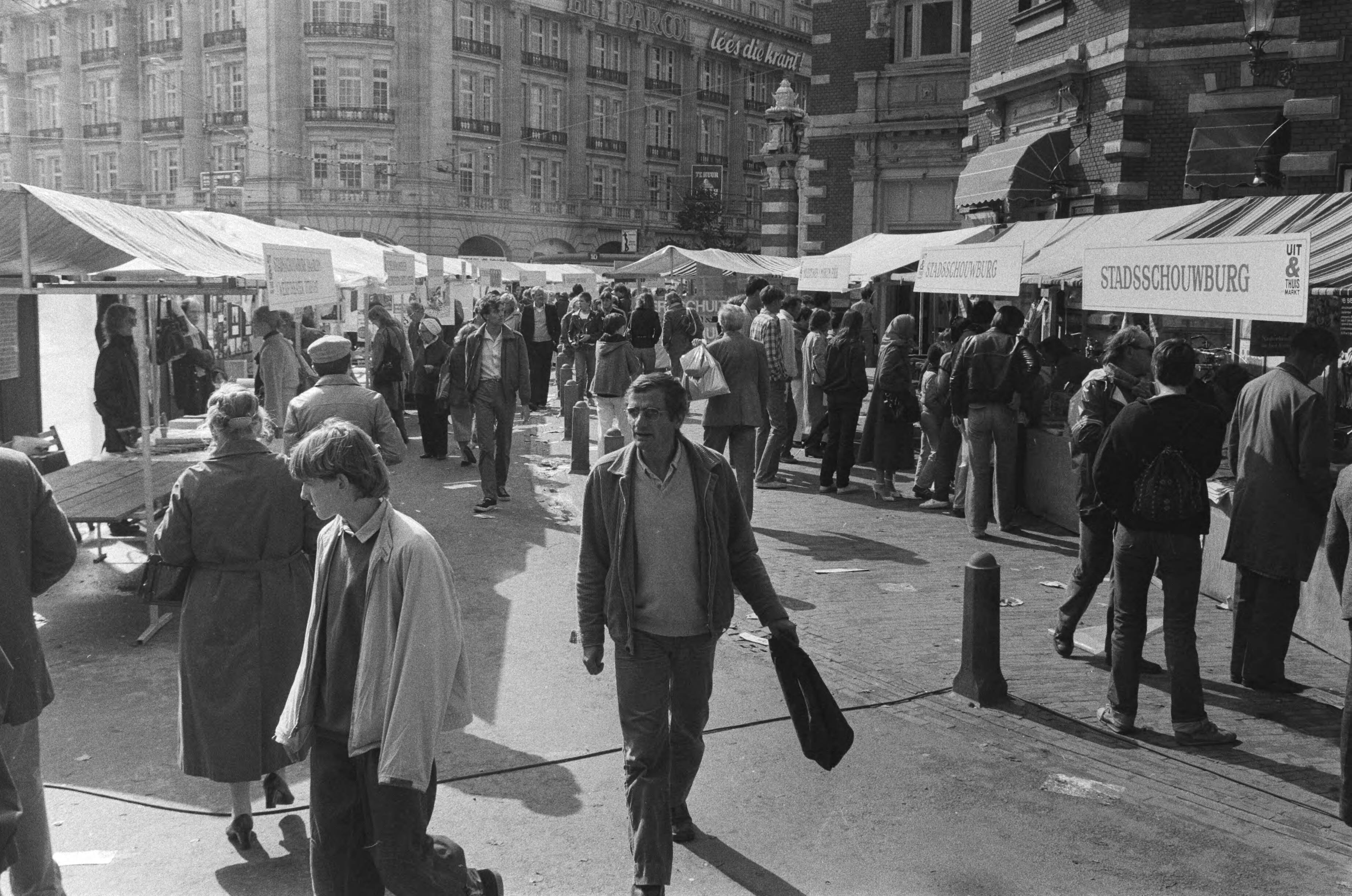 Uitmarkt 1980 in Amsterdam — Kraampjes op het Leidse plein — Foto: Dijk, Hans van / Anefo. Licentie: Set B: Rechtenvrij / Publiek Domein. Bron: Nationaal Archief. http://hdl.handle.net/10648/ace7b044-d0b4-102d-bcf8-003048976d84