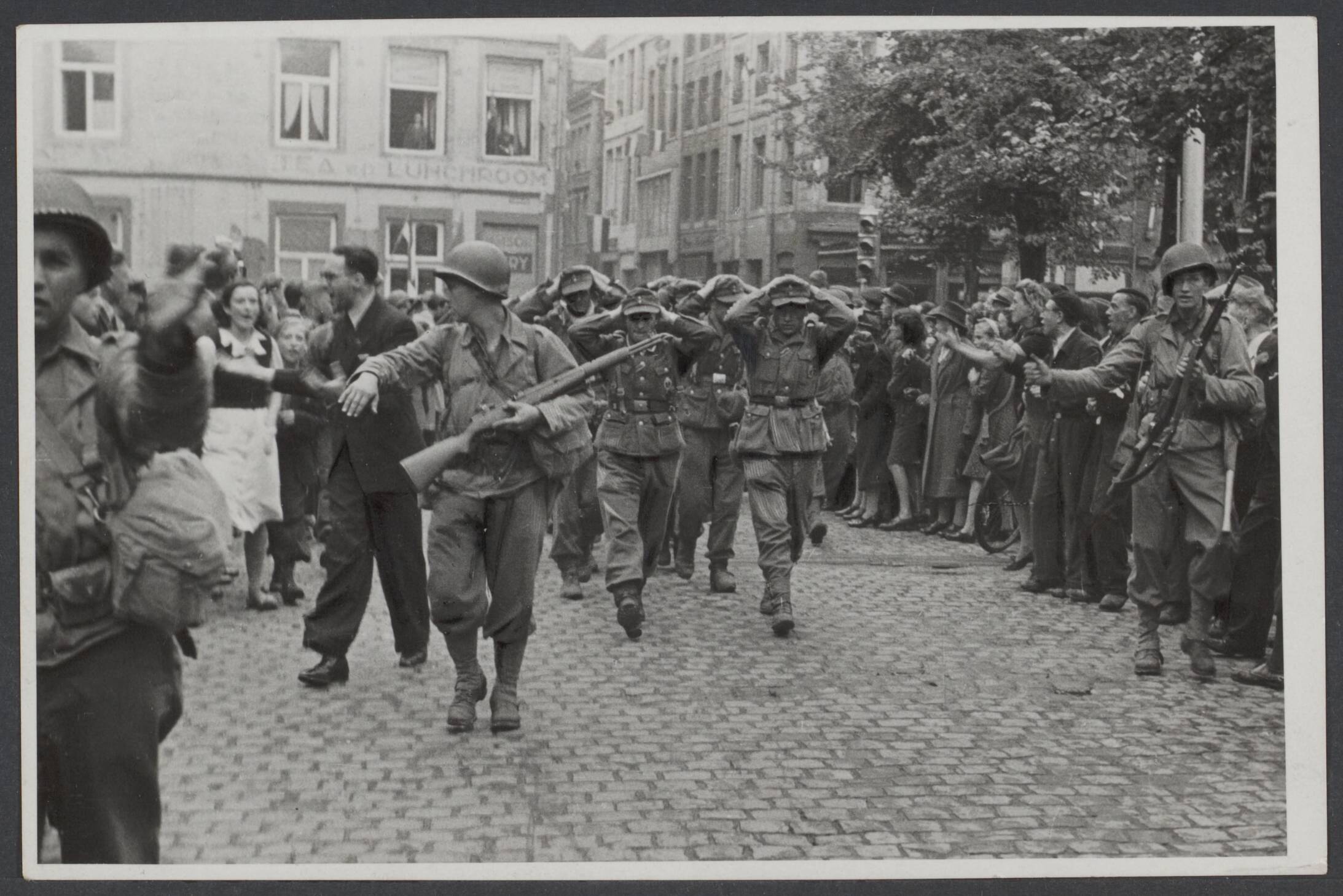 Bevrijding Nederland 1944 [bevat ook foto's uit 1945] — Bevrijding Maastricht 14 september 1944. Onder gejoel van de bevolking werden de Duitsers door de Amerikanen opgebracht — Foto: Onbekend / Publiek Domein of Rechtenvrij. Licentie: Set B: Rechtenvrij / Publiek Domein. Bron: Nationaal Archief. http://hdl.handle.net/10648/73187c8d-1eac-b43f-bc65-ad7d4a073a1b