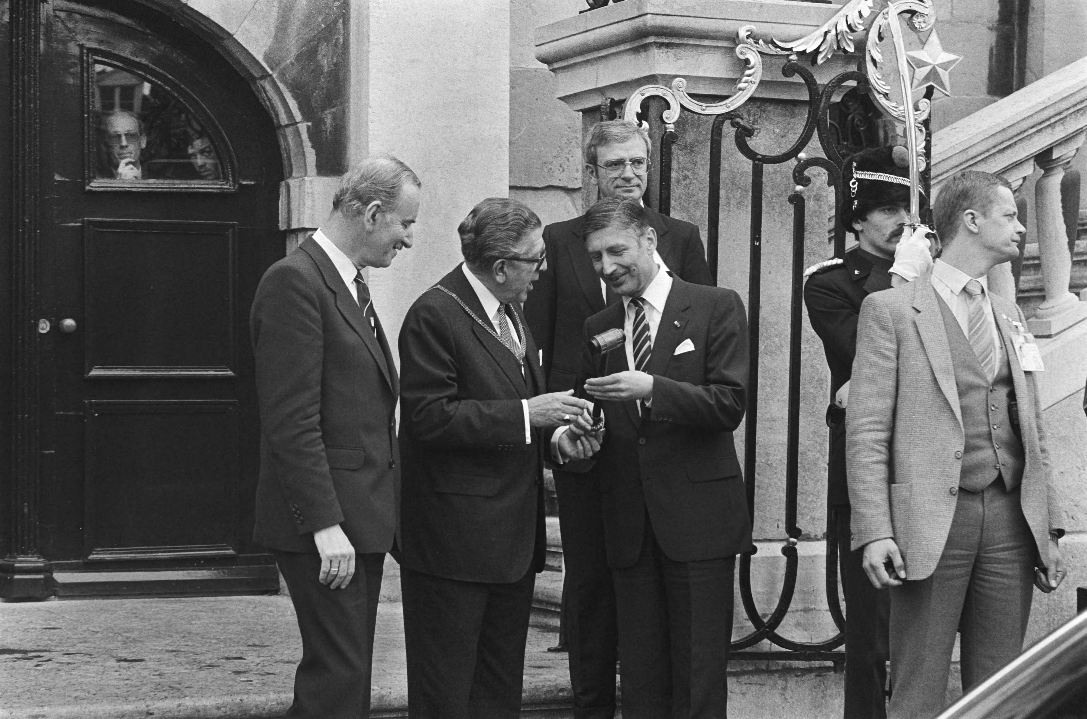 Fotocollectie Anefo — Europese Raad in Maastricht, Burgemeester Baeten van Maastricht (m) overhandigt voorzittershamer aan Van Agt (r) en links Minister Van der Klaauw — Foto: Croes, Rob C. / Anefo. Licentie: Set B: Rechtenvrij / Publiek Domein. Bron: Nationaal Archief. http://hdl.handle.net/10648/acf7c498-d0b4-102d-bcf8-003048976d84