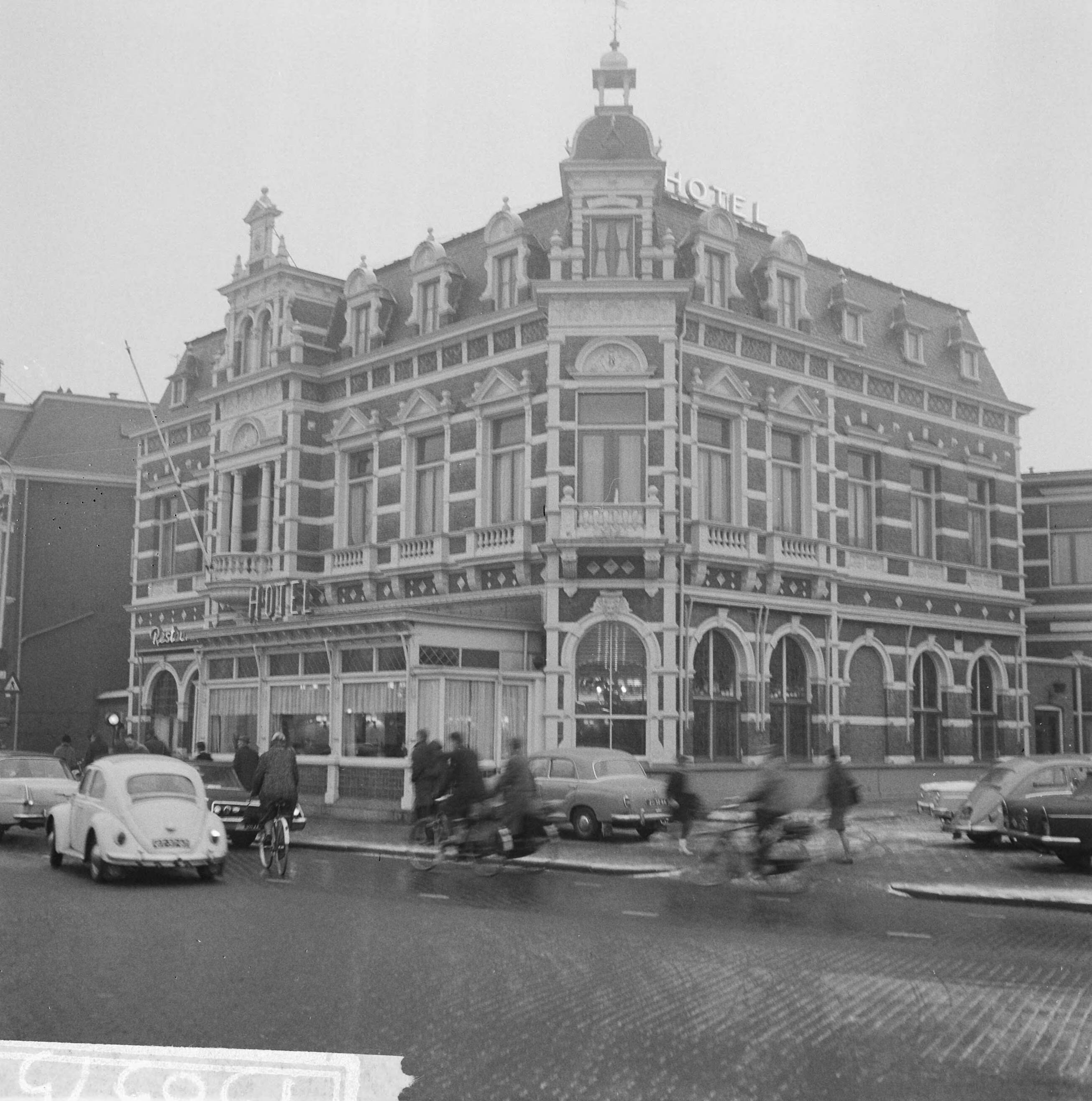 Fotocollectie Anefo — Grandhotel "De Klanderij" aan het Zuiderplein te Leeuwarden. Exterieur — Foto: Fotograaf Onbekend / Anefo. Licentie: Set B: Rechtenvrij / Publiek Domein. Bron: Nationaal Archief. http://hdl.handle.net/10648/afcef7f4-d0b4-102d-bcf8-003048976d84