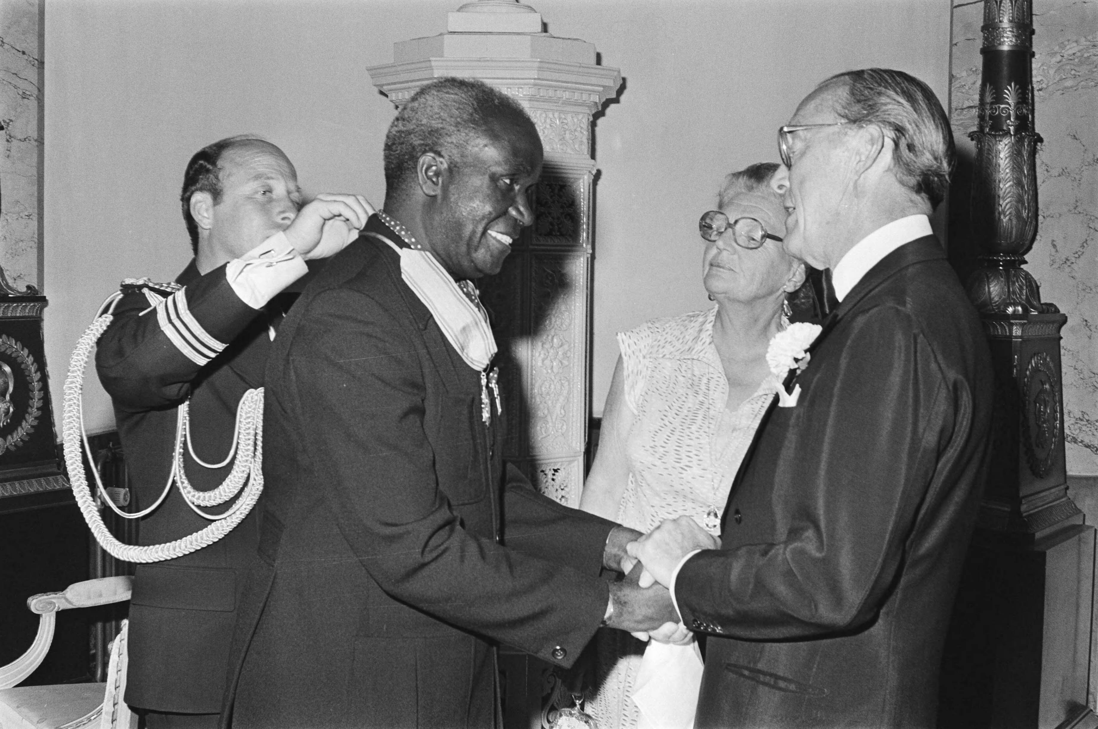 Fotocollectie Anefo — President Kaunda van Zambia krijgt gouden Ark omgehangen door Prins Bernhard op Soestdijk — Foto: Peters, Hans / Anefo. Licentie: Set B: Rechtenvrij / Publiek Domein. Bron: Nationaal Archief. http://hdl.handle.net/10648/ac9e0638-d0b4-102d-bcf8-003048976d84