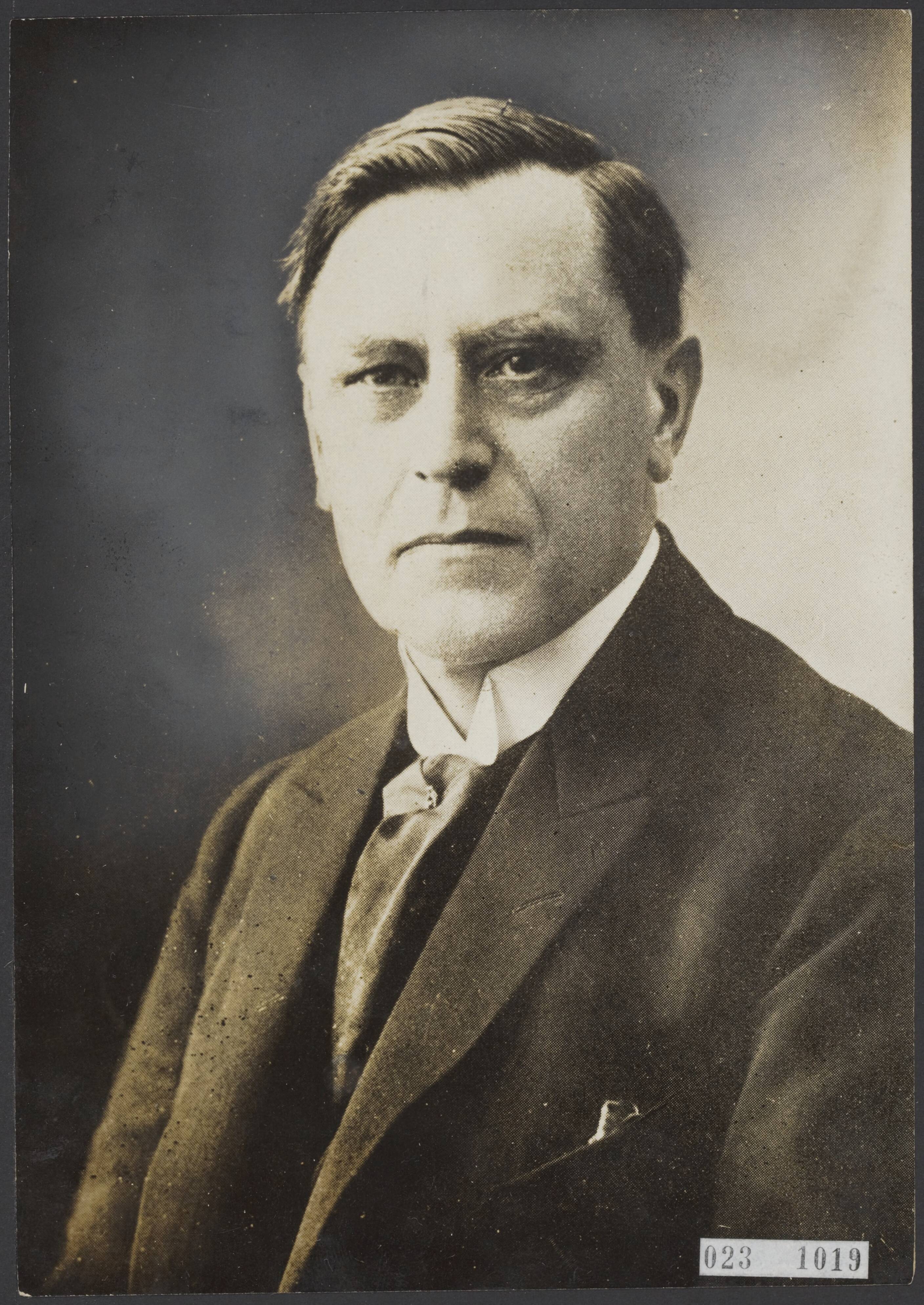 Fotocollectie Elsevier Binnenland — Dr. W.A. van Es, Gereformeerd predikant te Leeuwarden, viert op 13-3-1929 zijn 25-jarig ambtsjubileum — Foto: Fotopersbureau "Holland". Licentie: Set B: Rechtenvrij / Publiek Domein. Bron: Nationaal Archief. http://hdl.handle.net/10648/add5c1e4-d0b4-102d-bcf8-003048976d84