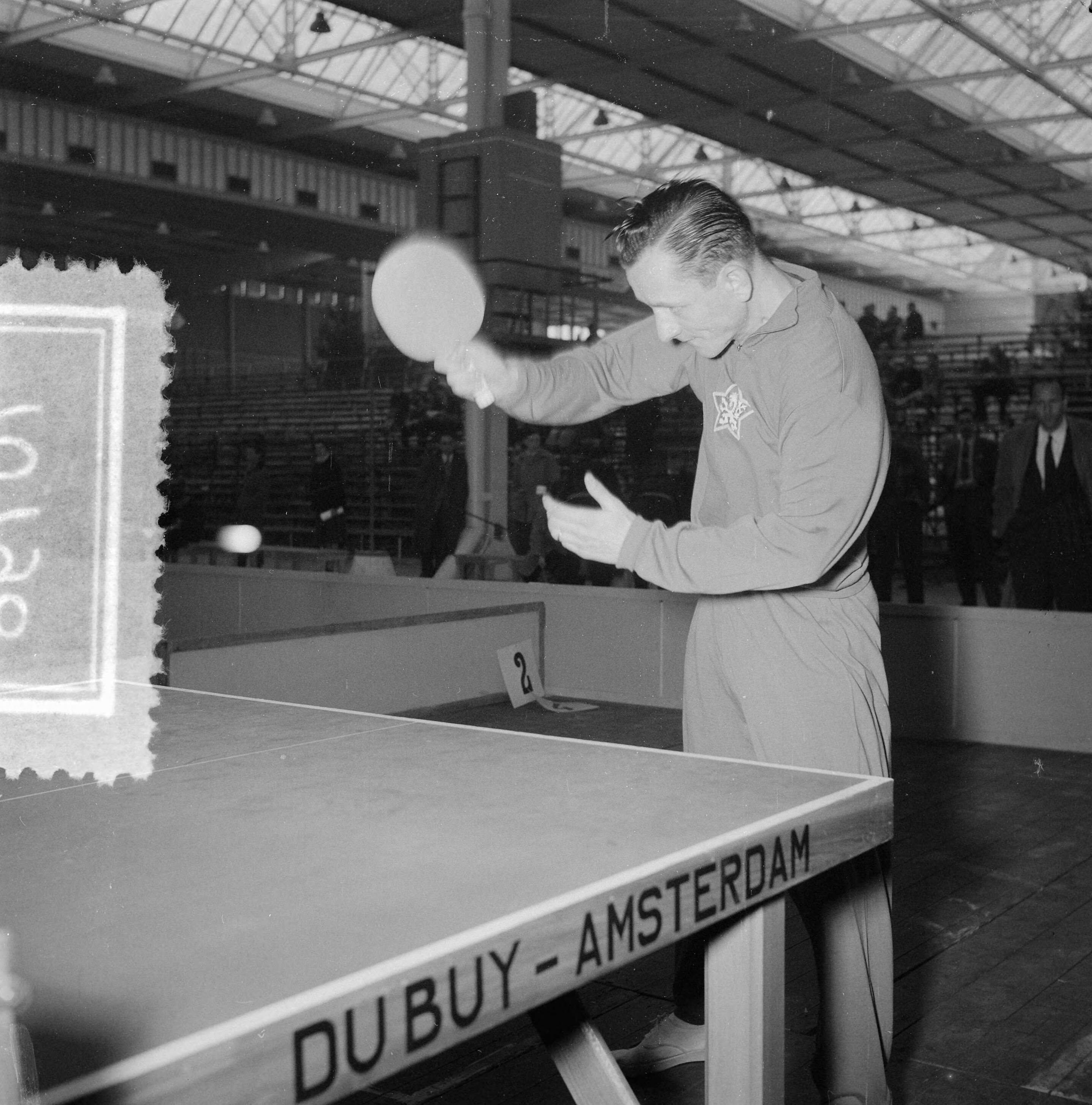 Wereldkampioenschap tafeltennis te Utrecht — Wereldkampioenschap tafeltennis te Utrecht. Oud-wereldkampioen Bohumil Vana (Tsjechoslowakije) — Foto: Rossem, Wim van / Anefo. Licentie: Set B: Rechtenvrij / Publiek Domein. Bron: Nationaal Archief. http://hdl.handle.net/10648/a93395a8-d0b4-102d-bcf8-003048976d84