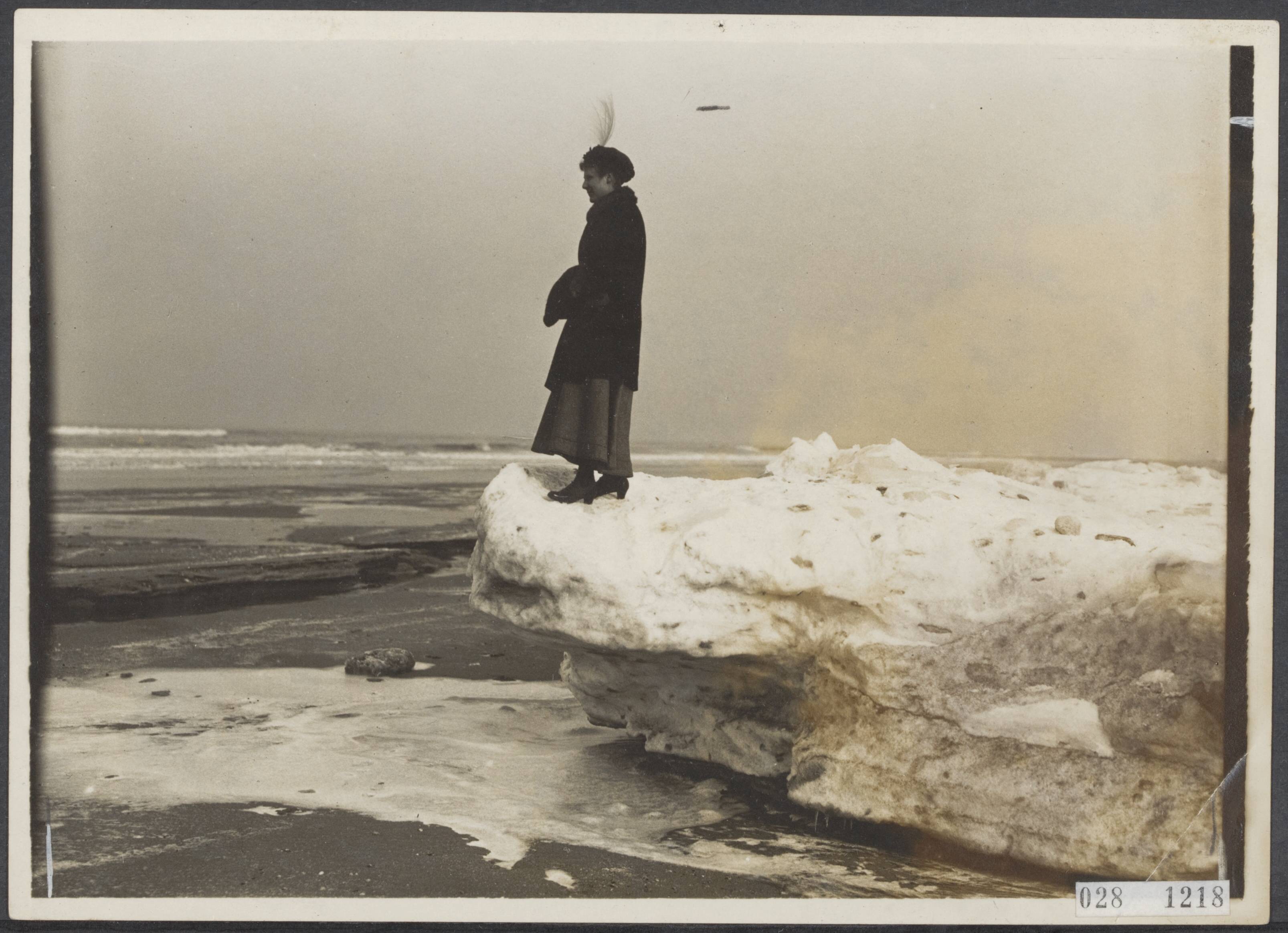 Fotocollectie Elsevier Binnenland — Vrouw op ijsschots op het strand van Scheveningen — Foto: Visser van Weeren, E.. Licentie: Set B: Rechtenvrij / Publiek Domein. Bron: Nationaal Archief. http://hdl.handle.net/10648/ade01b8a-d0b4-102d-bcf8-003048976d84