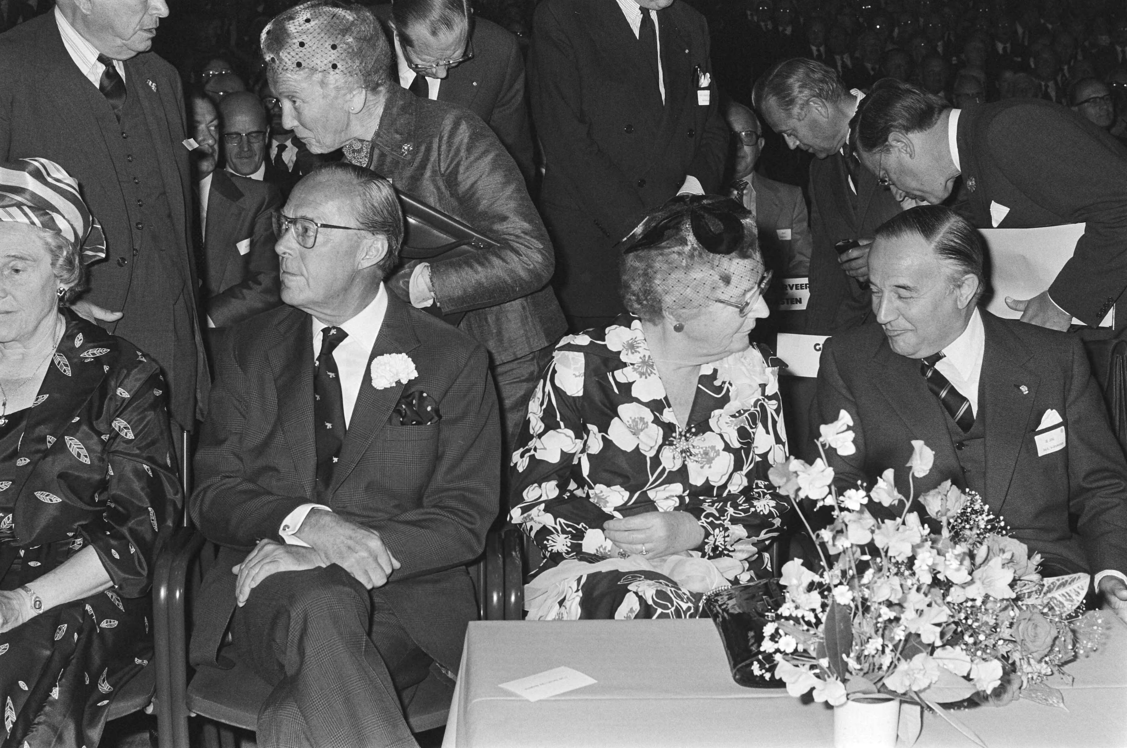Fotocollectie Anefo — Viering 200-jarig bestaan Nederlandse Mij voor Nijverheid en Handel in Concertgebouw te Haarlem; vlnr HM, Bernhard en Beatrix — Foto: Suyk, Koen / Anefo. Licentie: Set B: Rechtenvrij / Publiek Domein. Bron: Nationaal Archief. http://hdl.handle.net/10648/ac9d8ac8-d0b4-102d-bcf8-003048976d84