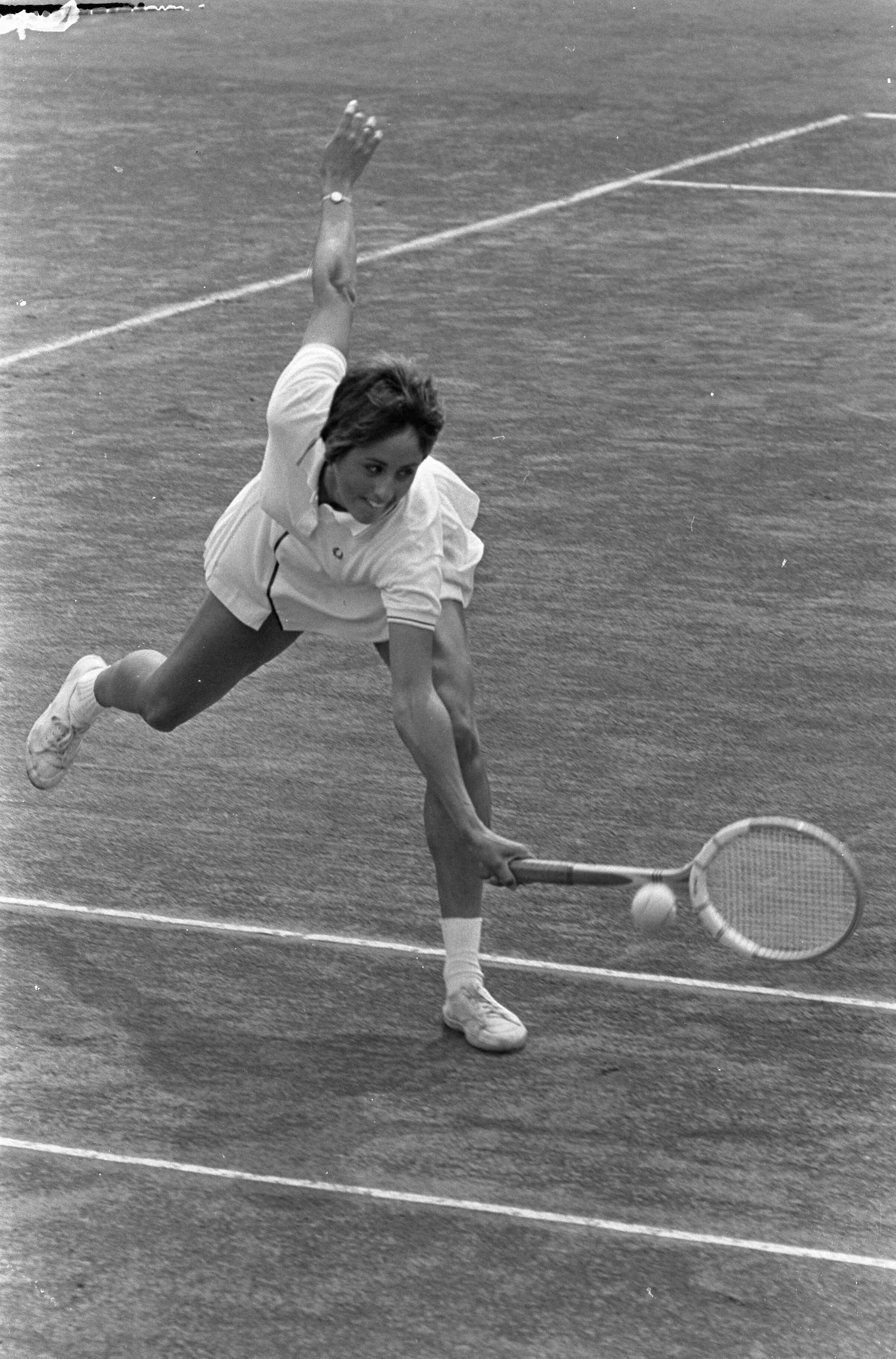 Fotocollectie Anefo — Nationale Tenniskampioenschappen te Scheveningen. Judith Salome in aktie — Foto: Koch, Eric / Anefo. Licentie: Set B: Rechtenvrij / Publiek Domein. Bron: Nationaal Archief. http://hdl.handle.net/10648/ab227d5c-d0b4-102d-bcf8-003048976d84