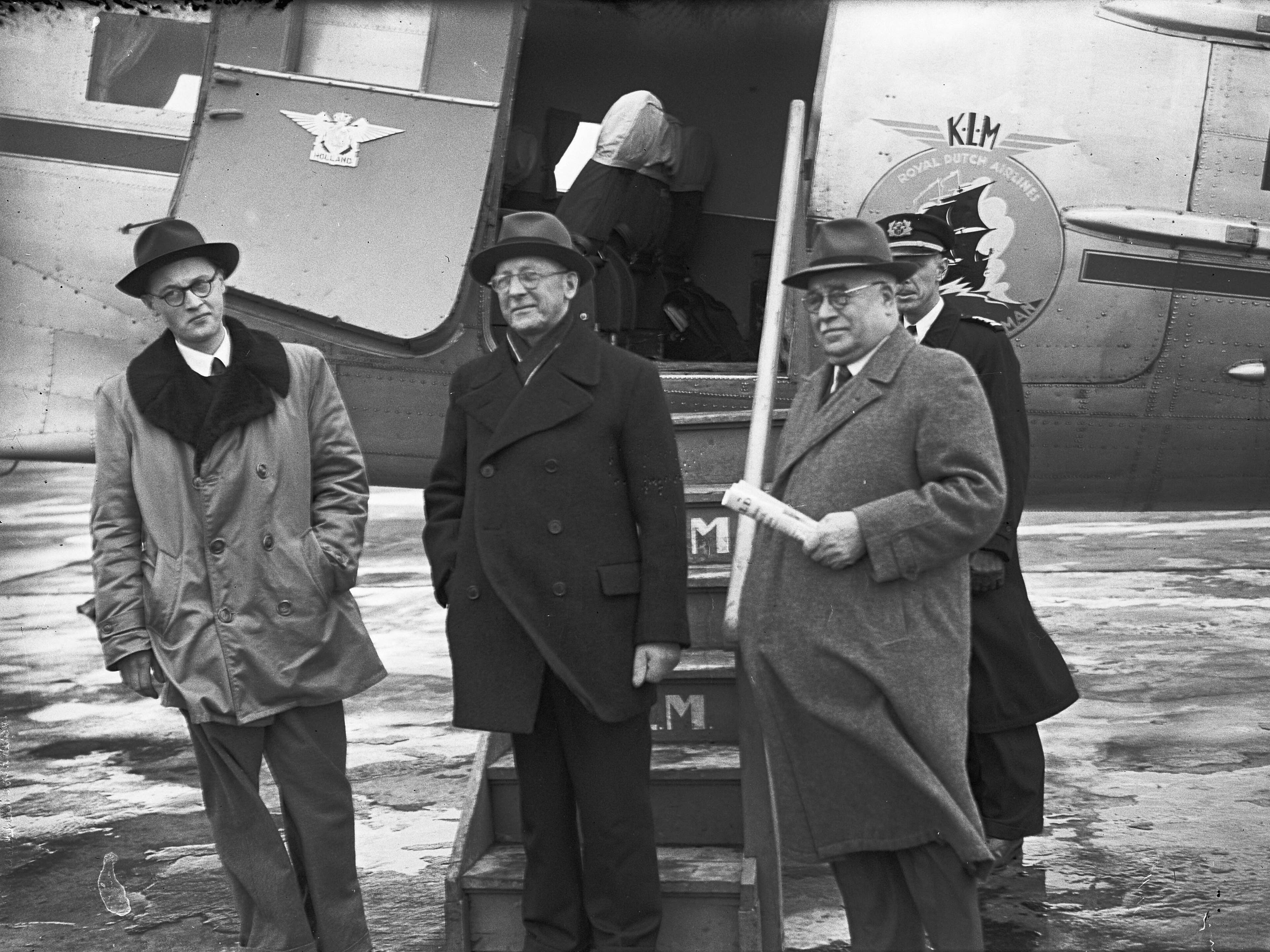 Fotocollectie Anefo — Ir. Ringers naar Engeland — Foto: Sagers, Harry / Anefo. Licentie: Set B: Rechtenvrij / Publiek Domein. Bron: Nationaal Archief. http://hdl.handle.net/10648/a8a69d2e-d0b4-102d-bcf8-003048976d84