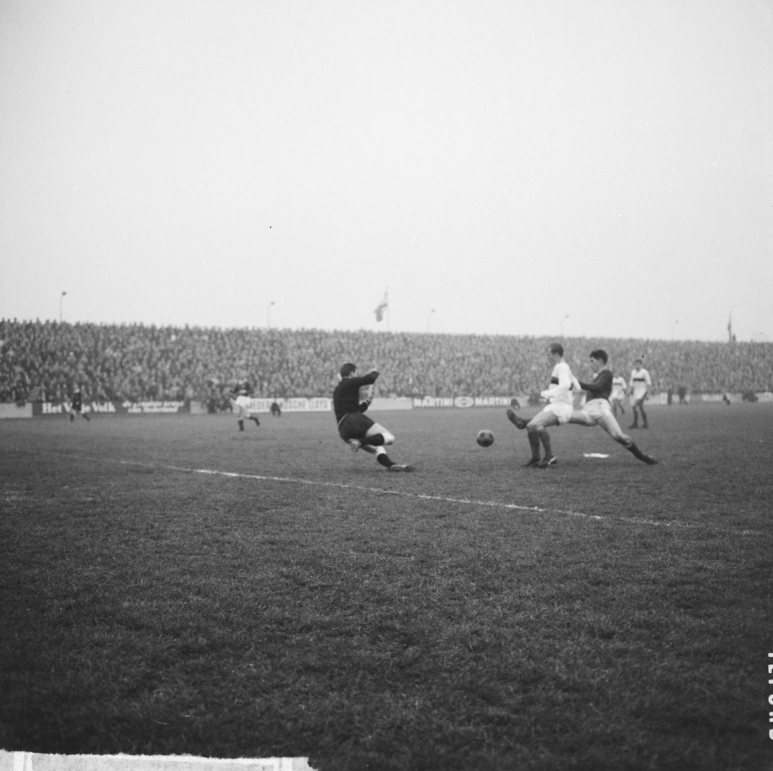 Fotocollectie Anefo — Voetbal. MVV tegen DWS 2-0. Spelmoment voor het doel van MVV — Foto: Nijs, Jac. de / Anefo. Licentie: Set B: Rechtenvrij / Publiek Domein. Bron: Nationaal Archief. http://hdl.handle.net/10648/aa84056e-d0b4-102d-bcf8-003048976d84