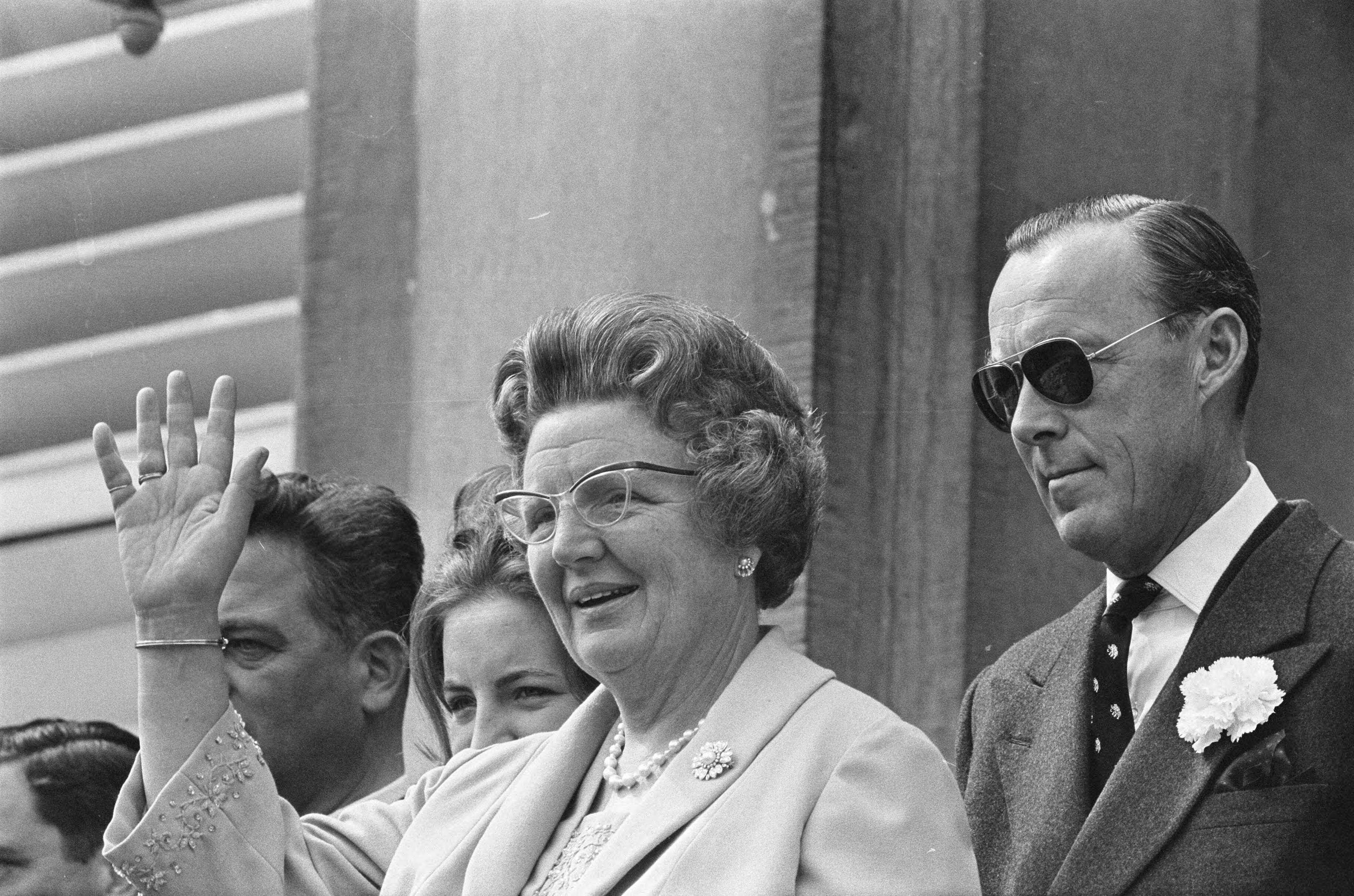 Fotocollectie Anefo — Defilé Soestdijk, koningin Juliana en prins Bernhard — Foto: Koch, Eric / Anefo. Licentie: Set B: Rechtenvrij / Publiek Domein. Bron: Nationaal Archief. http://hdl.handle.net/10648/aa66faf0-d0b4-102d-bcf8-003048976d84