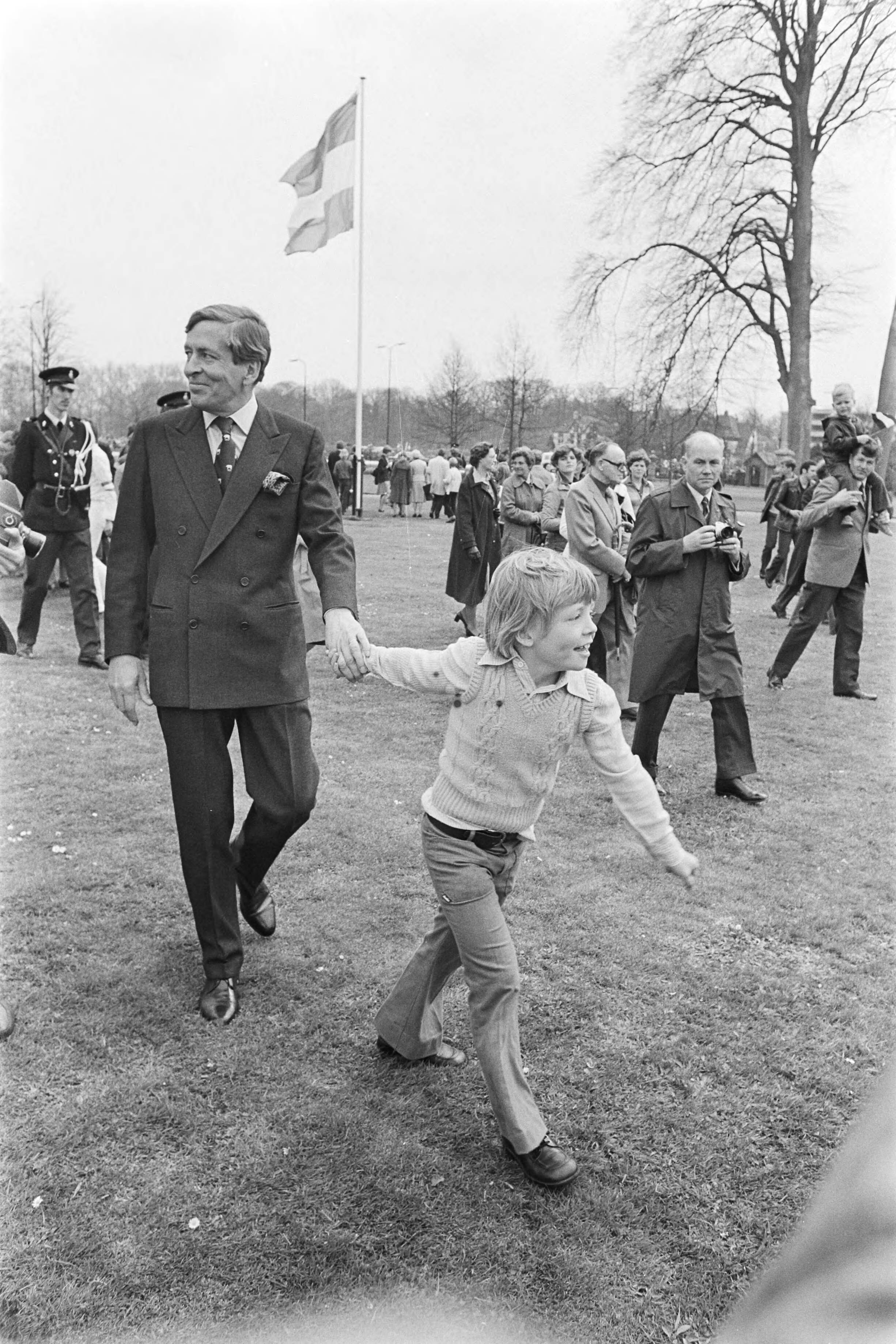 Koninginnedag 1977, defile Soestdijk — Defile Soestdijk; gebeuren in Paleistuin — Foto: Peters, Hans / Anefo. Licentie: Set B: Rechtenvrij / Publiek Domein. Bron: Nationaal Archief. http://hdl.handle.net/10648/ac9af876-d0b4-102d-bcf8-003048976d84