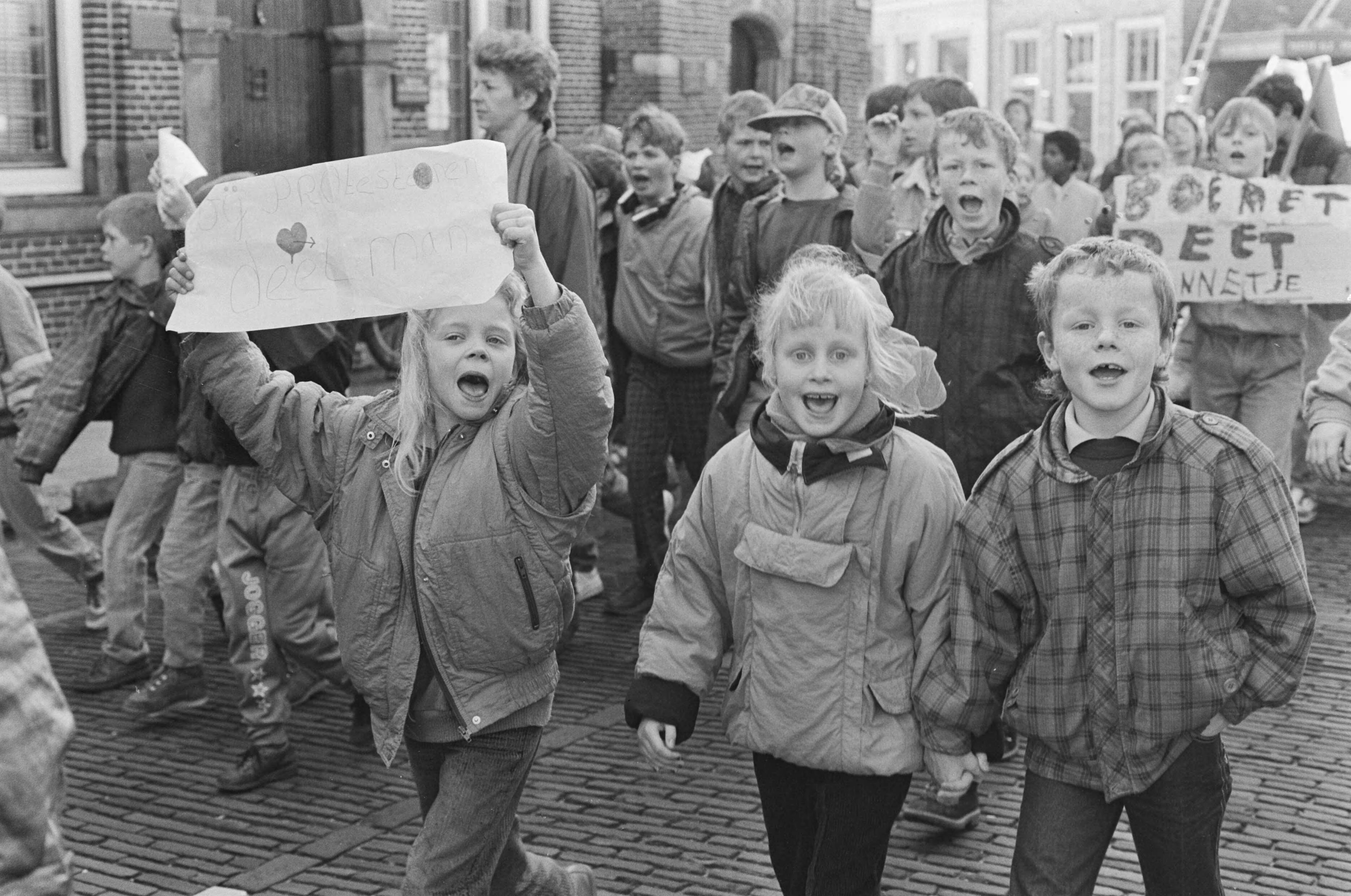 Fotocollectie Anefo — Leerlingen basisscholen Monnickendam demonstreren tegen wachtdagen bij vervangen zieke leerkrachten — Foto: Gerrits, Roland / Anefo. Licentie: Set B: Rechtenvrij / Publiek Domein. Bron: Nationaal Archief. http://hdl.handle.net/10648/ad5eef60-d0b4-102d-bcf8-003048976d84