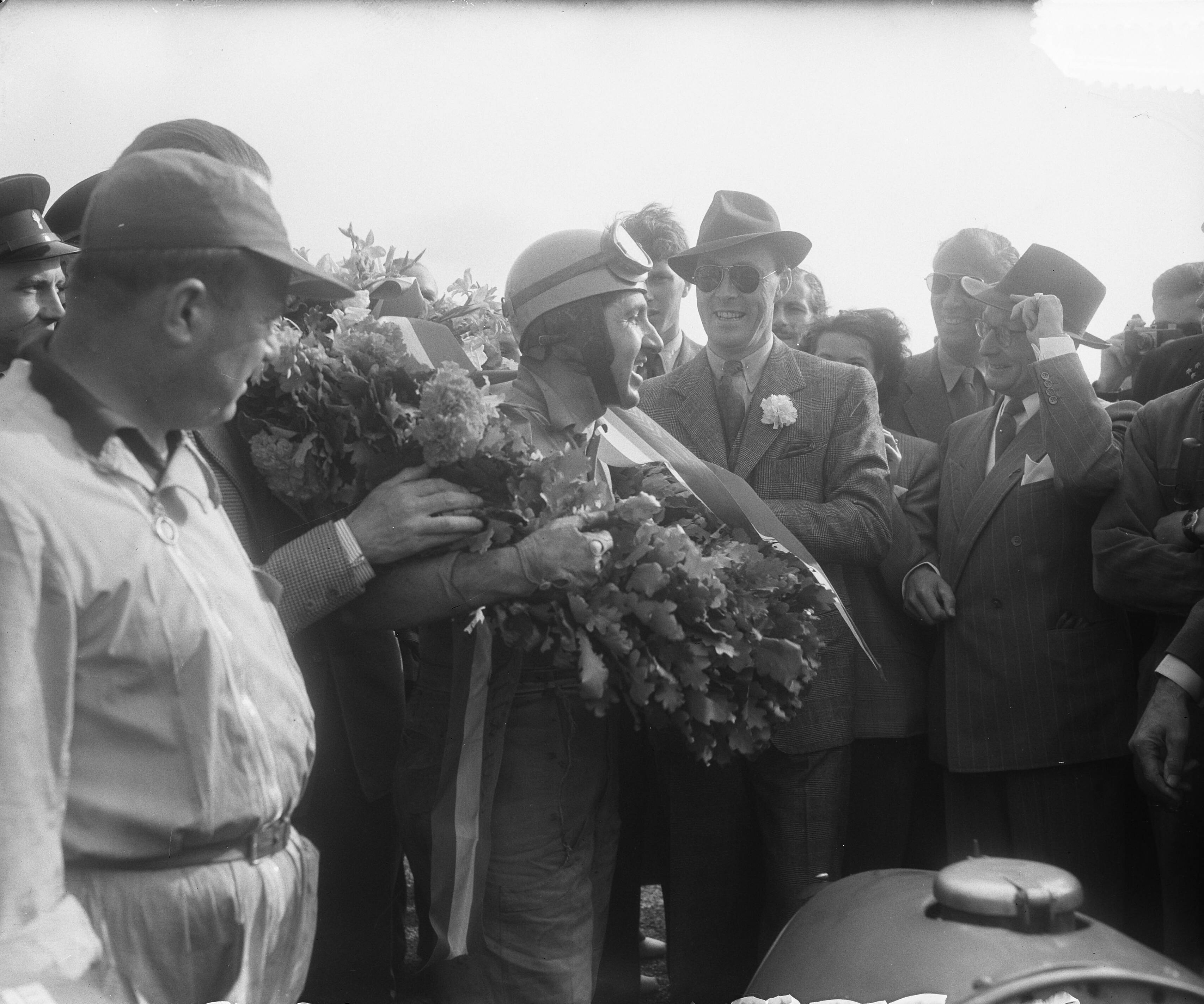 Grand Prix Zandvoort 1953 — Autoraces Dutch Grand Prix Zandvoort. Winnaar Alberto Ascari met prins Bernhard — Foto: Pot, Harry / Anefo. Licentie: Set B: Rechtenvrij / Publiek Domein. Bron: Nationaal Archief. http://hdl.handle.net/10648/a90d5ba4-d0b4-102d-bcf8-003048976d84