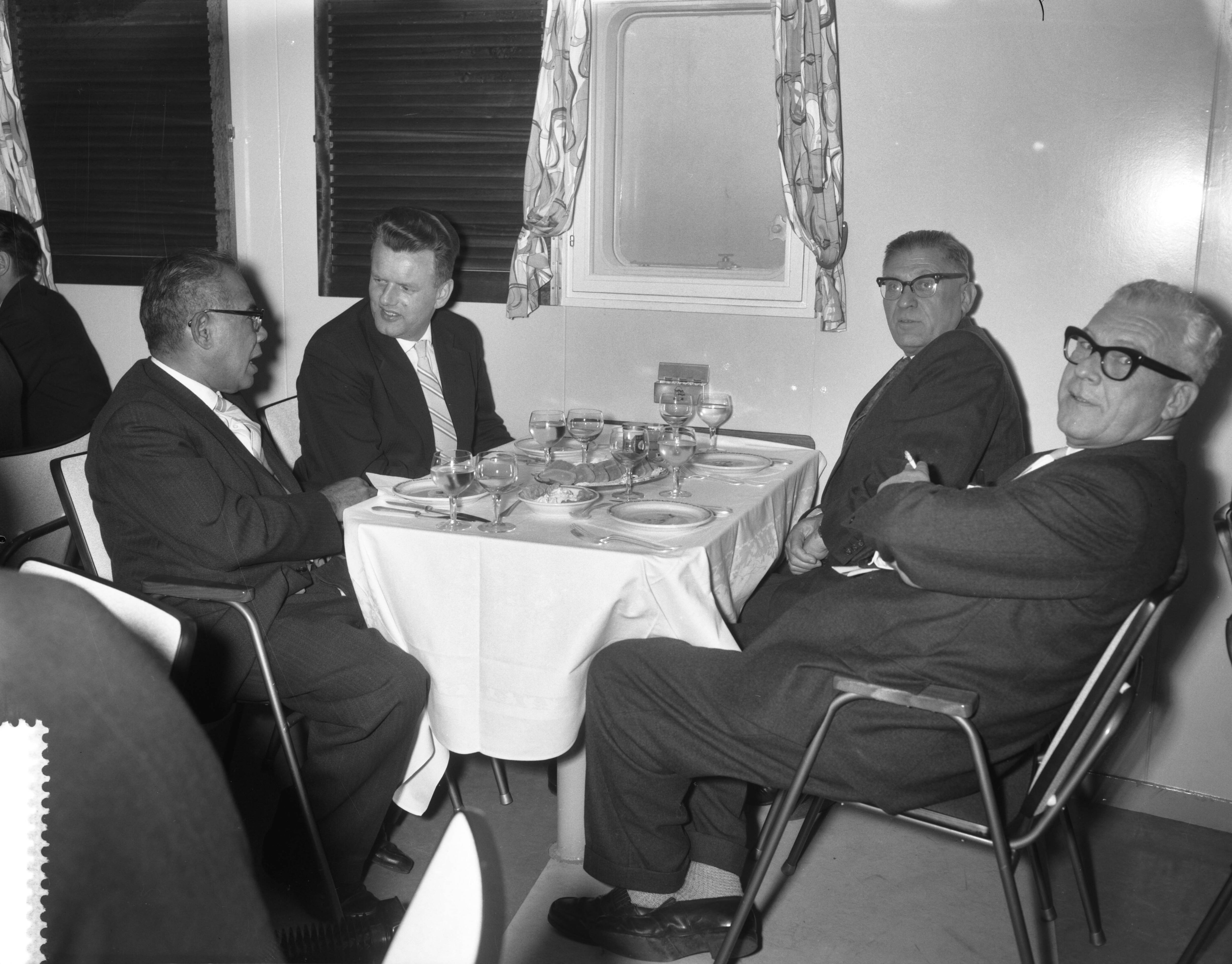 Fotocollectie Anefo — Overdracht schip bij de Zaanlandse Scheepsbouw Maatschappij te Zaandam — Foto: Bilsen, Joop van / Anefo. Licentie: Set B: Rechtenvrij / Publiek Domein. Bron: Nationaal Archief. http://hdl.handle.net/10648/a9bf7276-d0b4-102d-bcf8-003048976d84