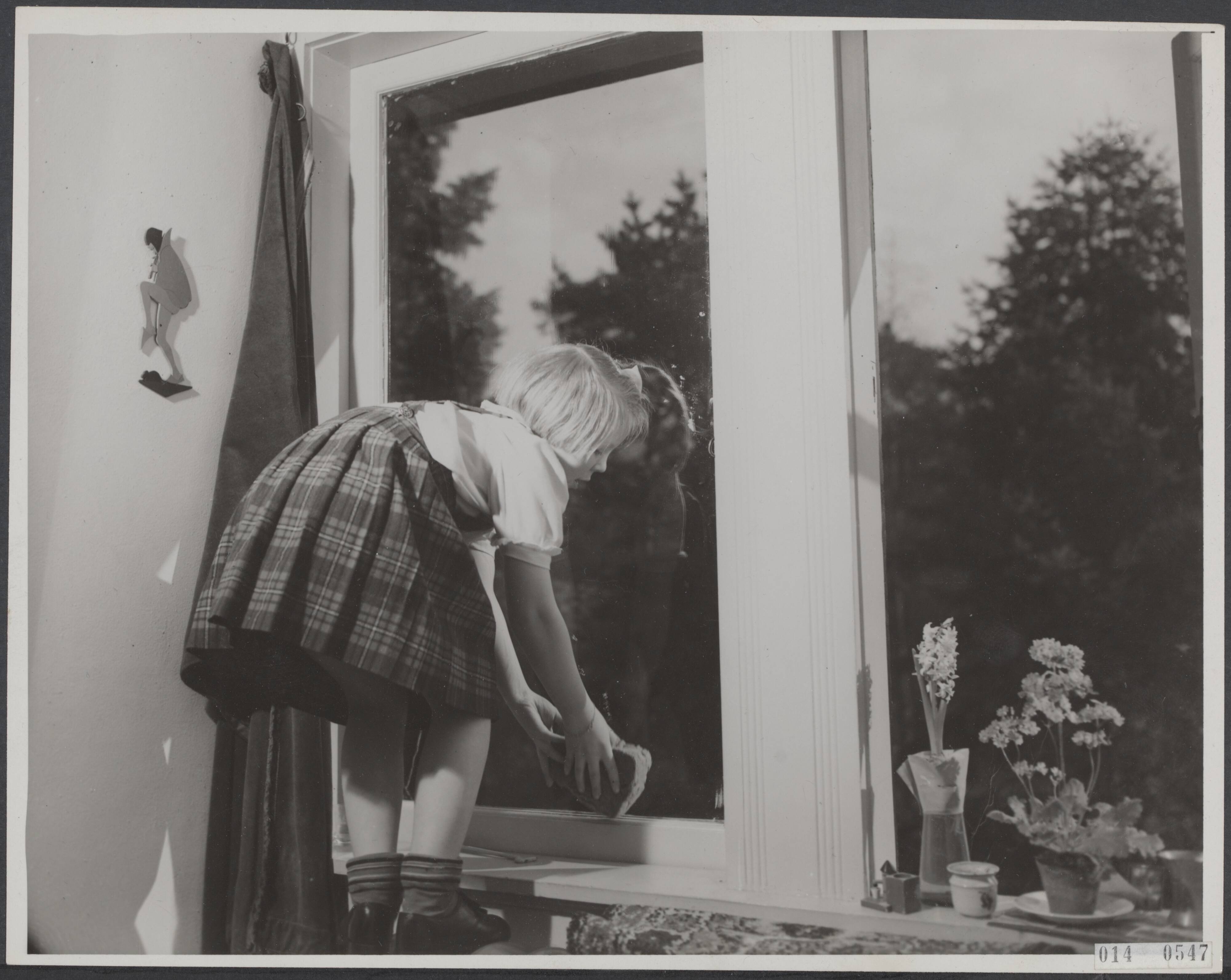 Fotocollectie Elsevier Binnenland — Prinses Beatrix bezig met ramen zemen op de Kindergemeenschap De Werkplaats van Kees Boeke te Bilthoven — Foto: Breijer, Charles / Anefo. Licentie: Set B: Rechtenvrij / Publiek Domein. Bron: Nationaal Archief. http://hdl.handle.net/10648/adb0f968-d0b4-102d-bcf8-003048976d84