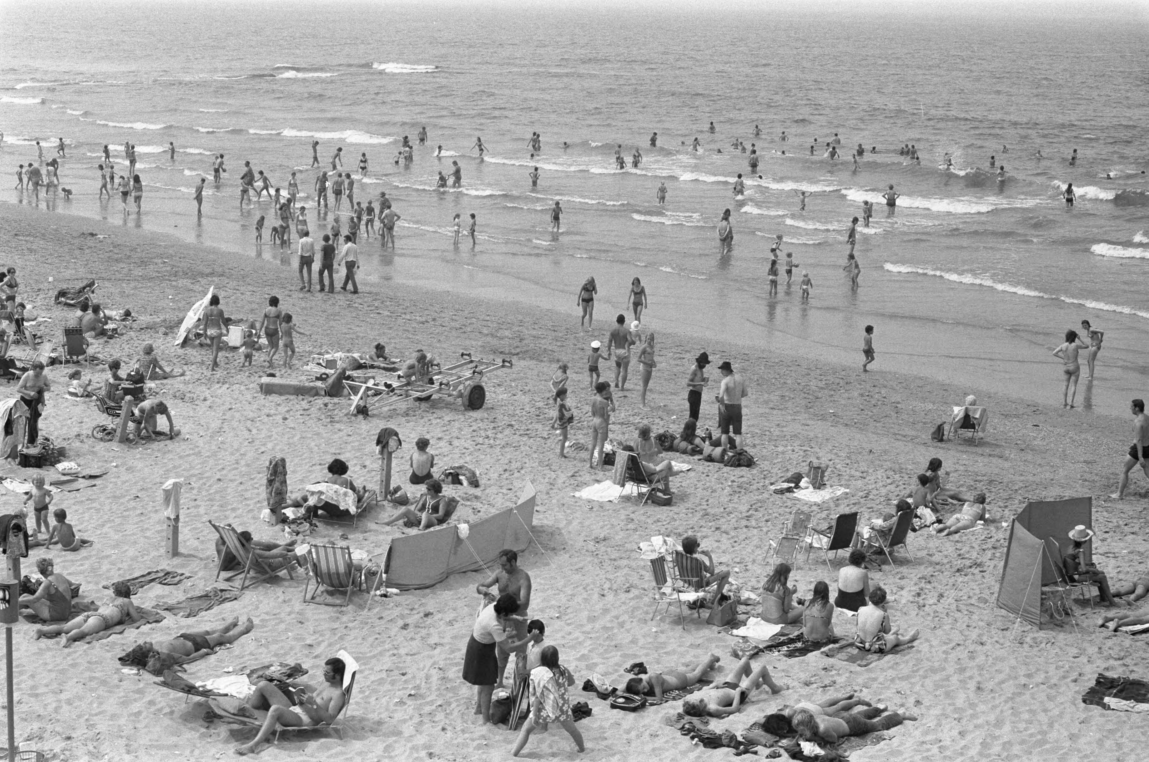 Fotocollectie Anefo — Drukte in zee en op strand bij Scheveningen — Foto: Verhoeff, Bert / Anefo. Licentie: Set B: Rechtenvrij / Publiek Domein. Bron: Nationaal Archief. http://hdl.handle.net/10648/abf0416a-d0b4-102d-bcf8-003048976d84