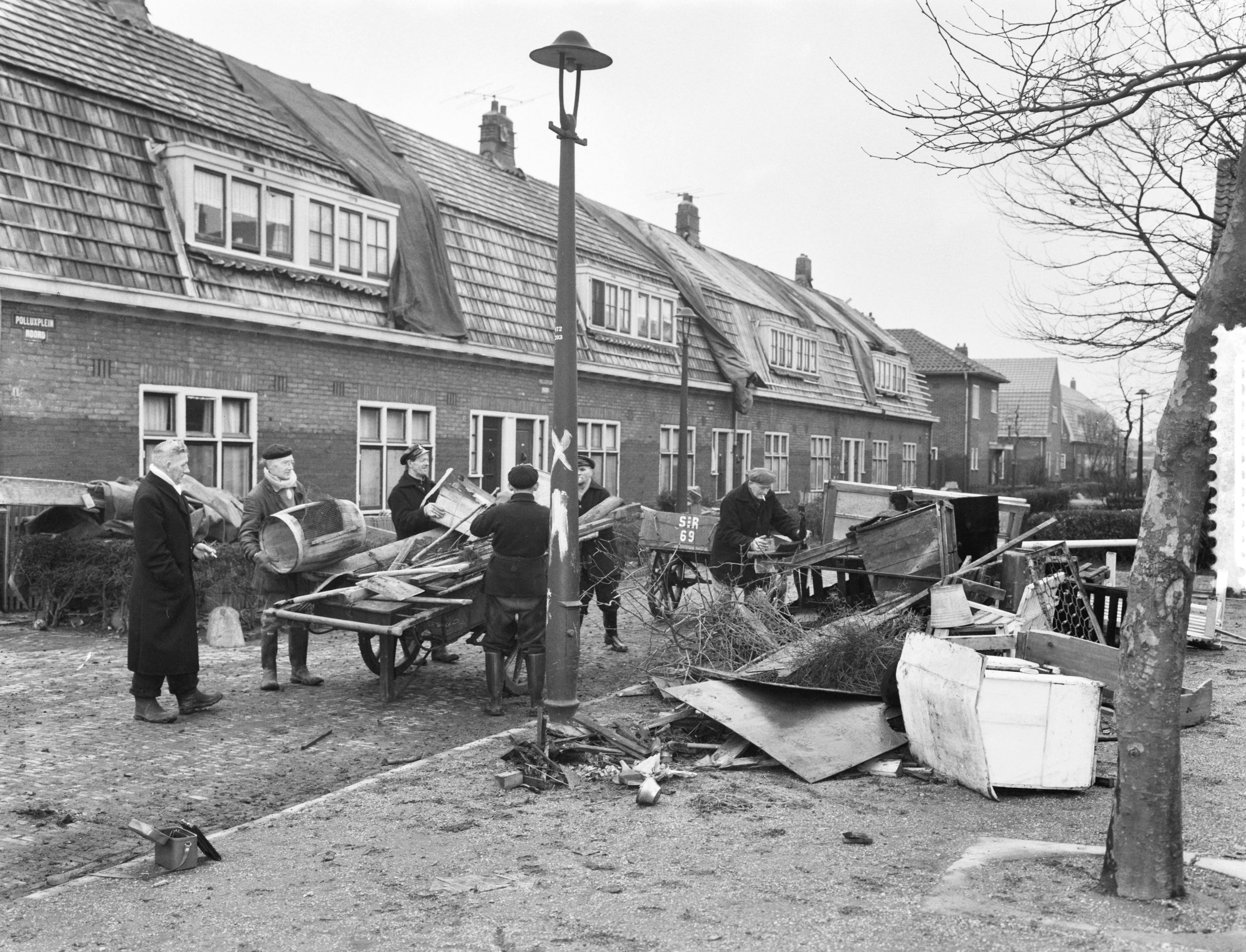 Ramp Tuindorp Oostzaan — Tuindorp Oostzaan maakt schoon schip — Foto: Rossem, Wim van / Anefo. Licentie: Set B: Rechtenvrij / Publiek Domein. Bron: Nationaal Archief. http://hdl.handle.net/10648/a9a67e6a-d0b4-102d-bcf8-003048976d84