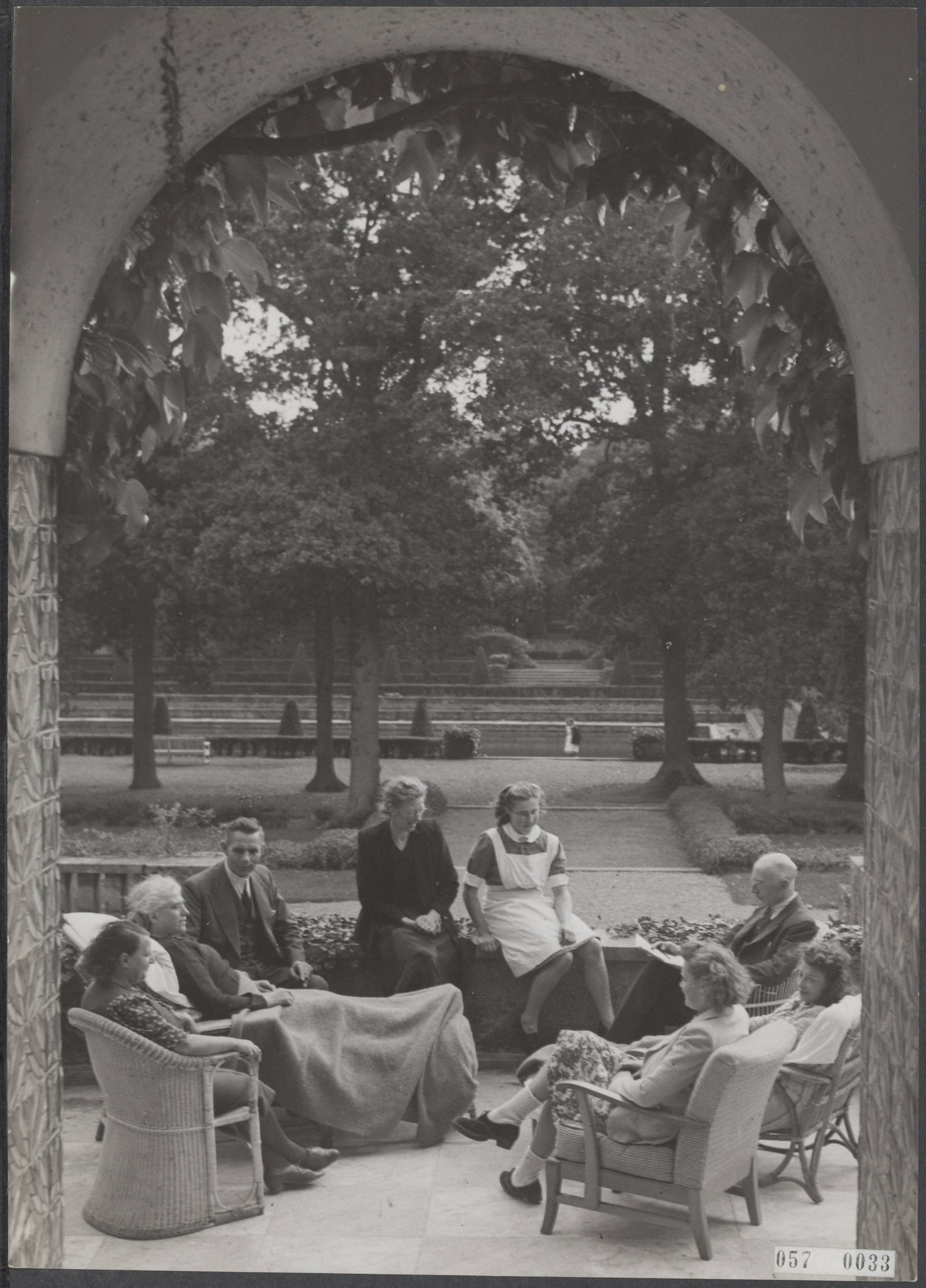 Fotocollectie Elsevier Binnenland — [Herstellingsoord Kareol te Aerdenhout. Patiënten liggen of zitten op een bordes in gezelschap van een verpleegster. In de achtergrond een grote tuin met bomen] — Foto: Fotobureau Stevens / Rechtenvrij. Licentie: Set B: Rechtenvrij / Publiek Domein. Bron: Nationaal Archief. http://hdl.handle.net/10648/ae09840c-d0b4-102d-bcf8-003048976d84