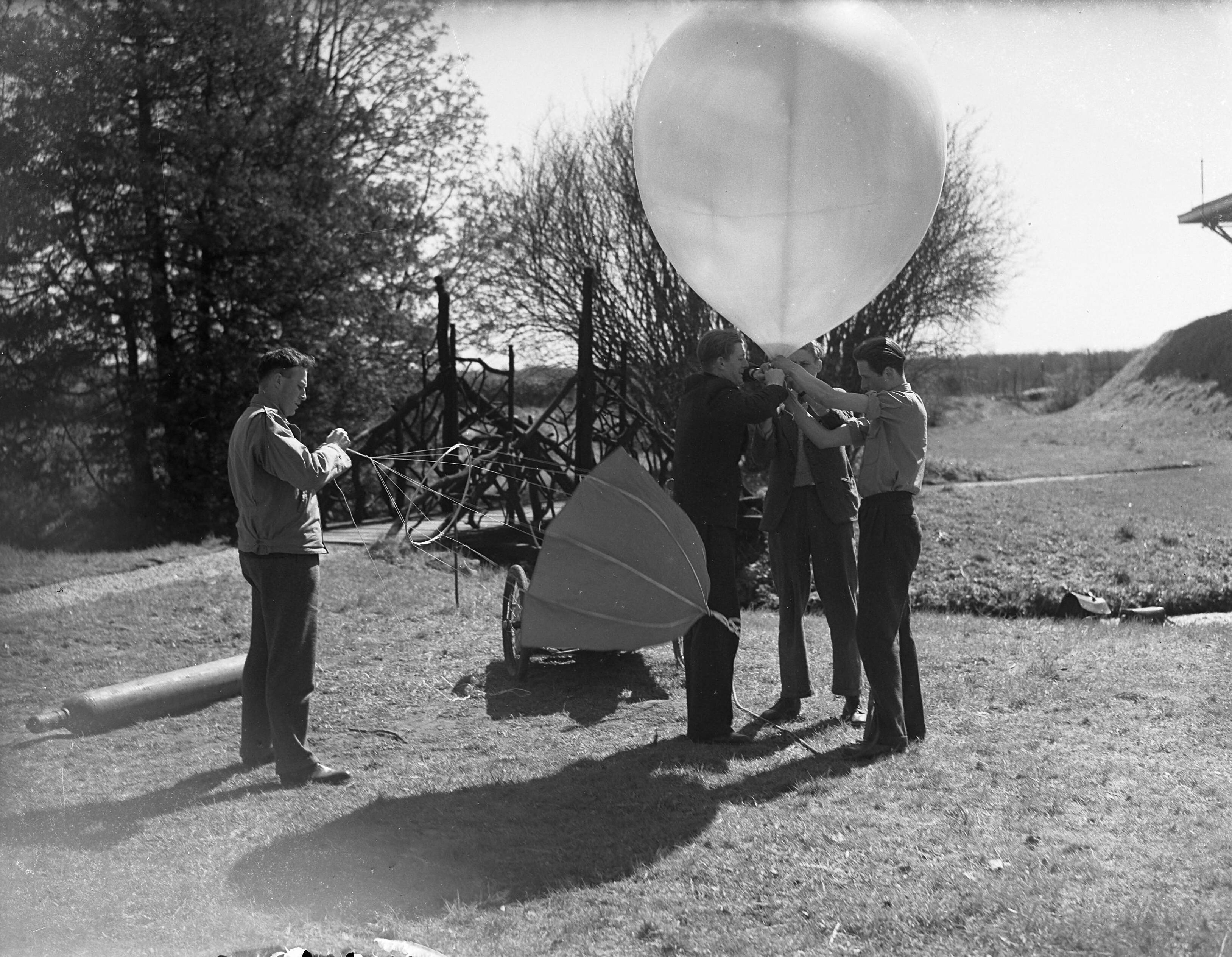 Fotocollectie Anefo — Nieuwe Weerwaarneming KNMI De Bilt — Foto: Noske, J.D. / Anefo. Licentie: Set B: Rechtenvrij / Publiek Domein. Bron: Nationaal Archief. http://hdl.handle.net/10648/a8a75cfa-d0b4-102d-bcf8-003048976d84