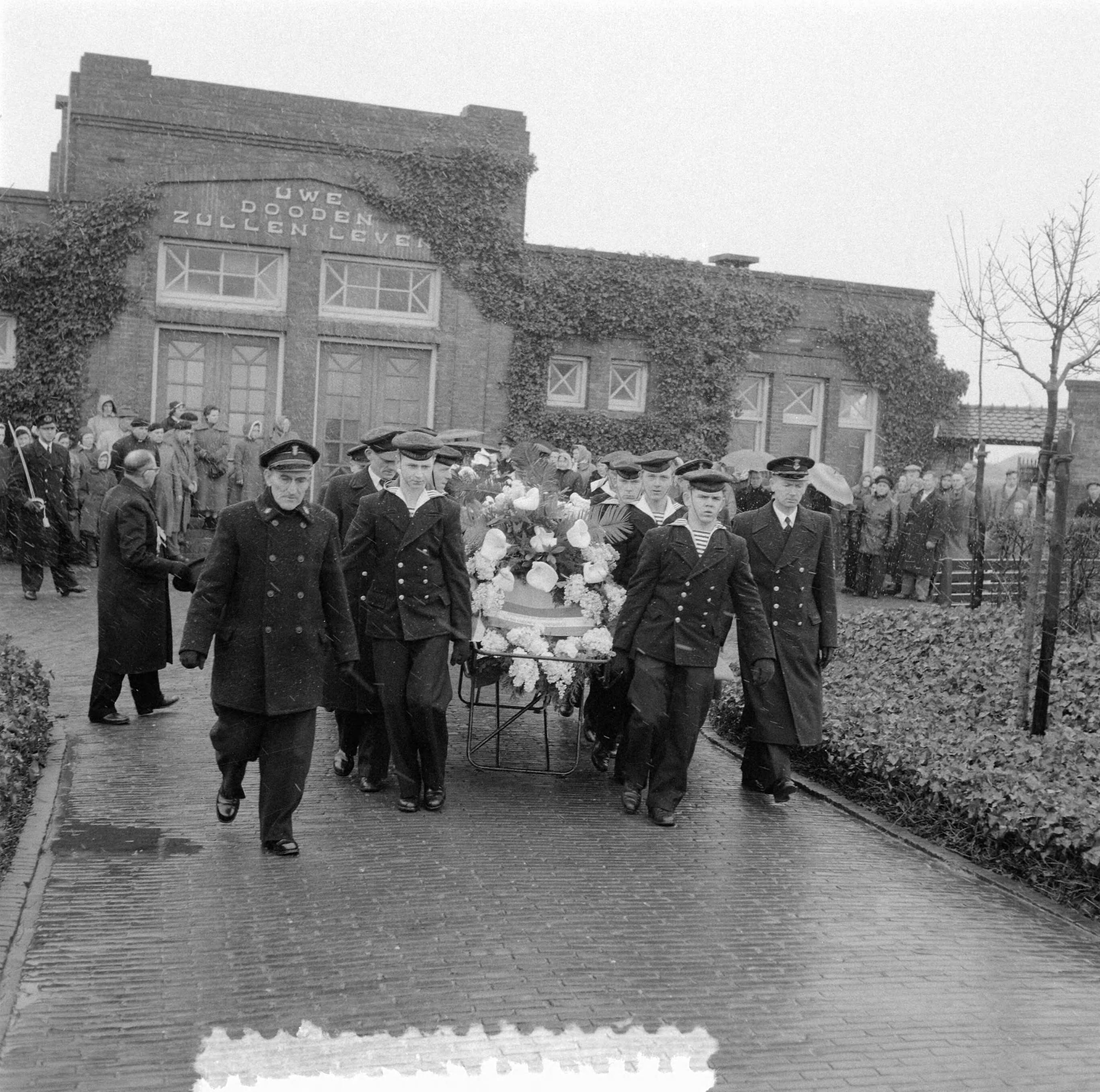 Fotocollectie Anefo — Marinebegrafenis van sergeant-kok W. Bouwman te Vlissingen — Foto: Behrens, Herbert F. / Anefo. Licentie: Set B: Rechtenvrij / Publiek Domein. Bron: Nationaal Archief. http://hdl.handle.net/10648/a958acd0-d0b4-102d-bcf8-003048976d84