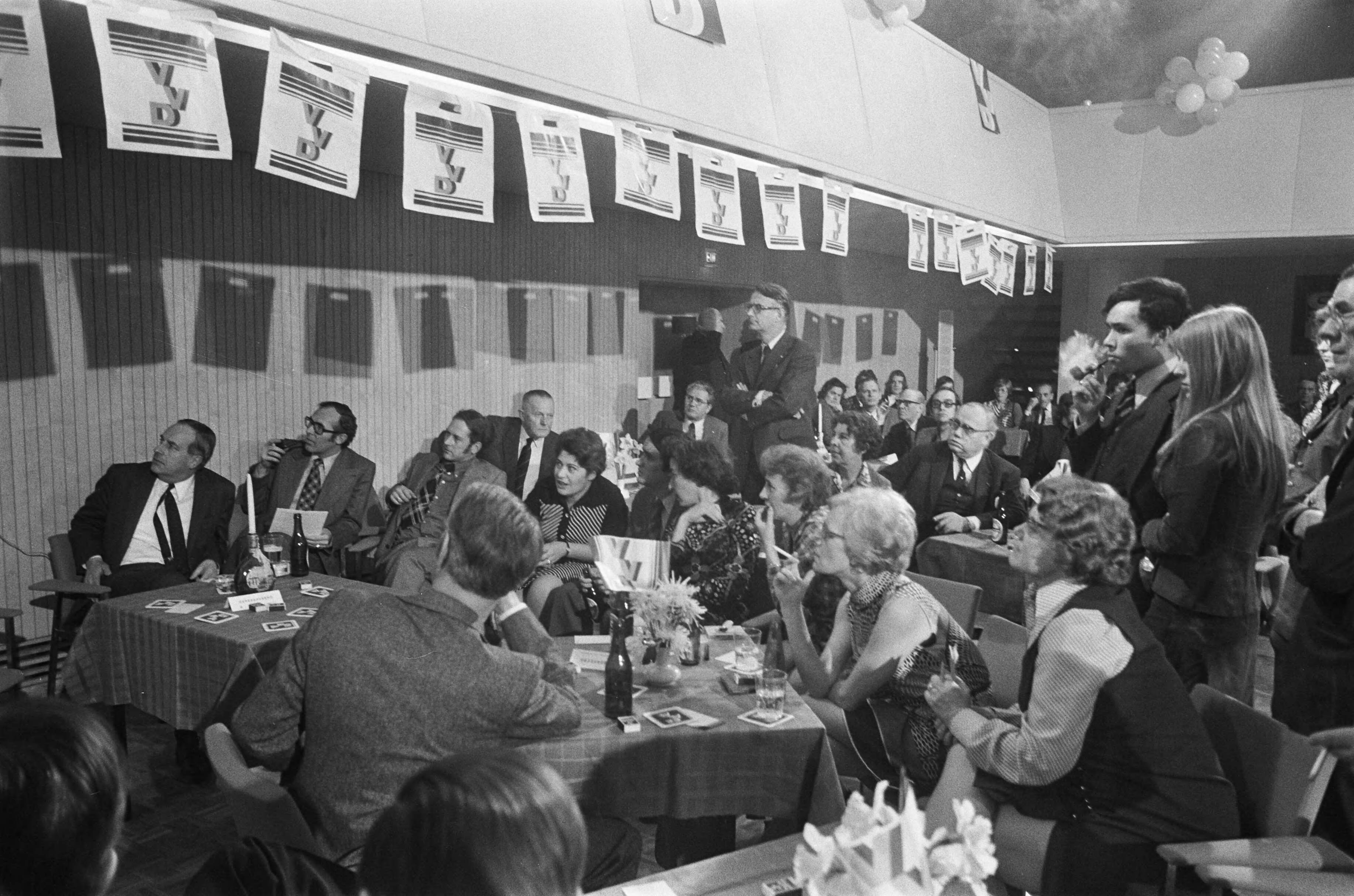 Fotocollectie Anefo — Hans Wiegel VVD in Den Haag tijdens de uitslagen in het Congresgebouw; overzicht — Foto: Peters, Hans / Anefo. Licentie: Set B: Rechtenvrij / Publiek Domein. Bron: Nationaal Archief. http://hdl.handle.net/10648/ac46cee0-d0b4-102d-bcf8-003048976d84