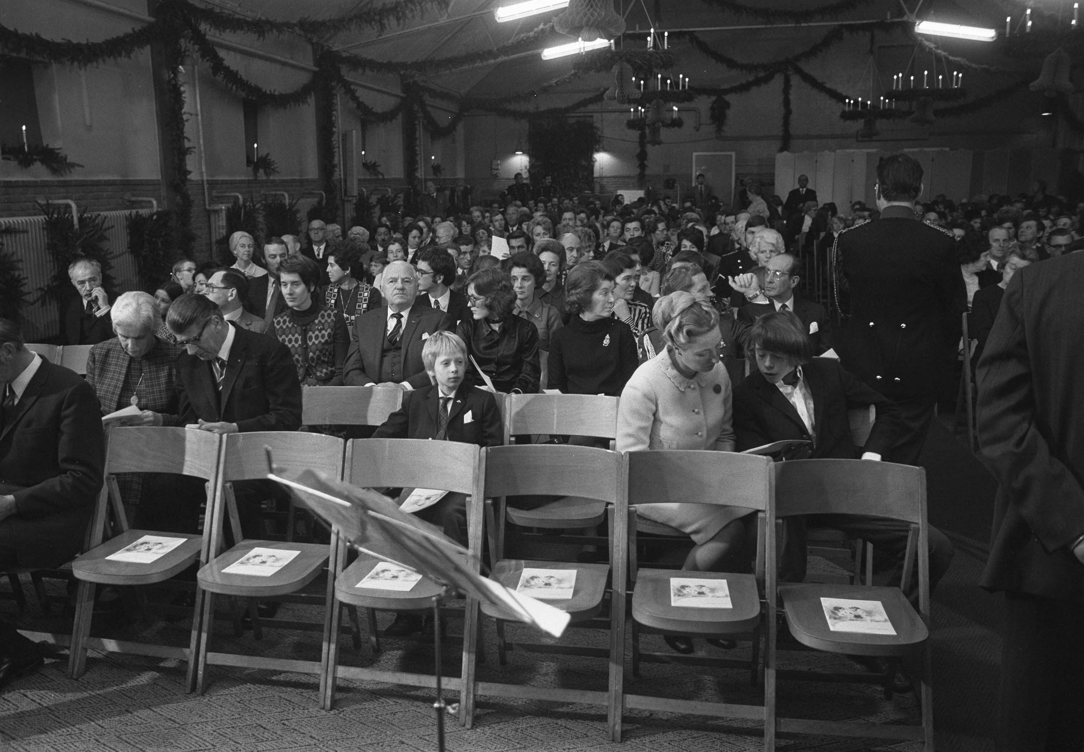 Fotocollectie Anefo — Kerstviering Koninklijke familie met personeel Soestdijk, de hele Koninklijke familie — Foto: Verhoeff, Bert / Anefo. Licentie: Set B: Rechtenvrij / Publiek Domein. Bron: Nationaal Archief. http://hdl.handle.net/10648/ac20d94c-d0b4-102d-bcf8-003048976d84