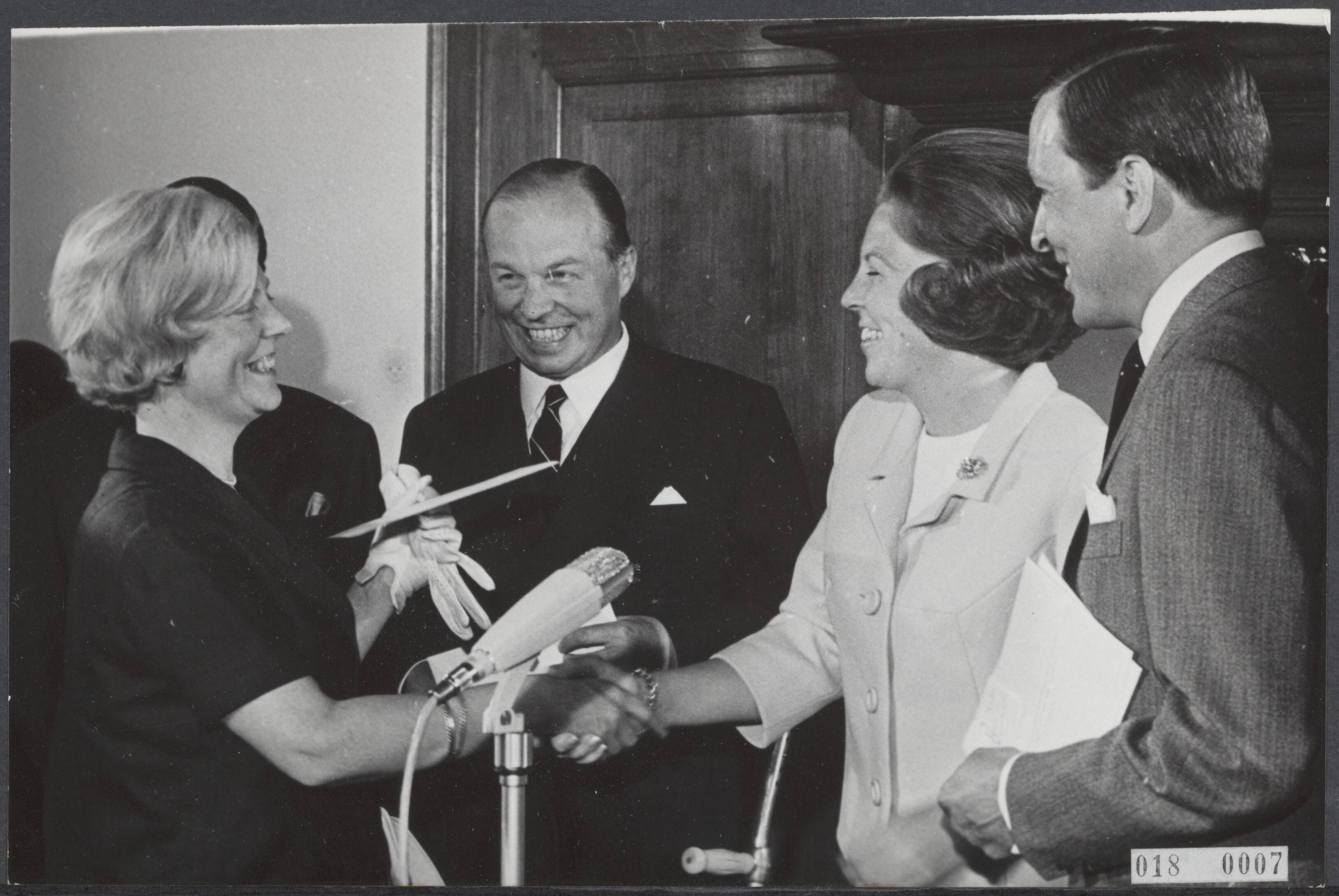 Fotocollectie Elsevier Binnenland — Prinses Beatrix en prins Claus hebben op kasteel Drakensteyn een gedeelte van het bedrag van het nationale geschenk bij hun huwelijk geschonken aan de verenigingen die zorgen voor het gehandicapte kind .Prinses Beatrix overhandigt het bedrag aan mej. drs. N.H. Voltelen van de Zilveren Jeugd Centra — Foto: Koch, Eric / Anefo. Licentie: Set B: Rechtenvrij / Publiek Domein. Bron: Nationaal Archief. http://hdl.handle.net/10648/adc0ecba-d0b4-102d-bcf8-003048976d84