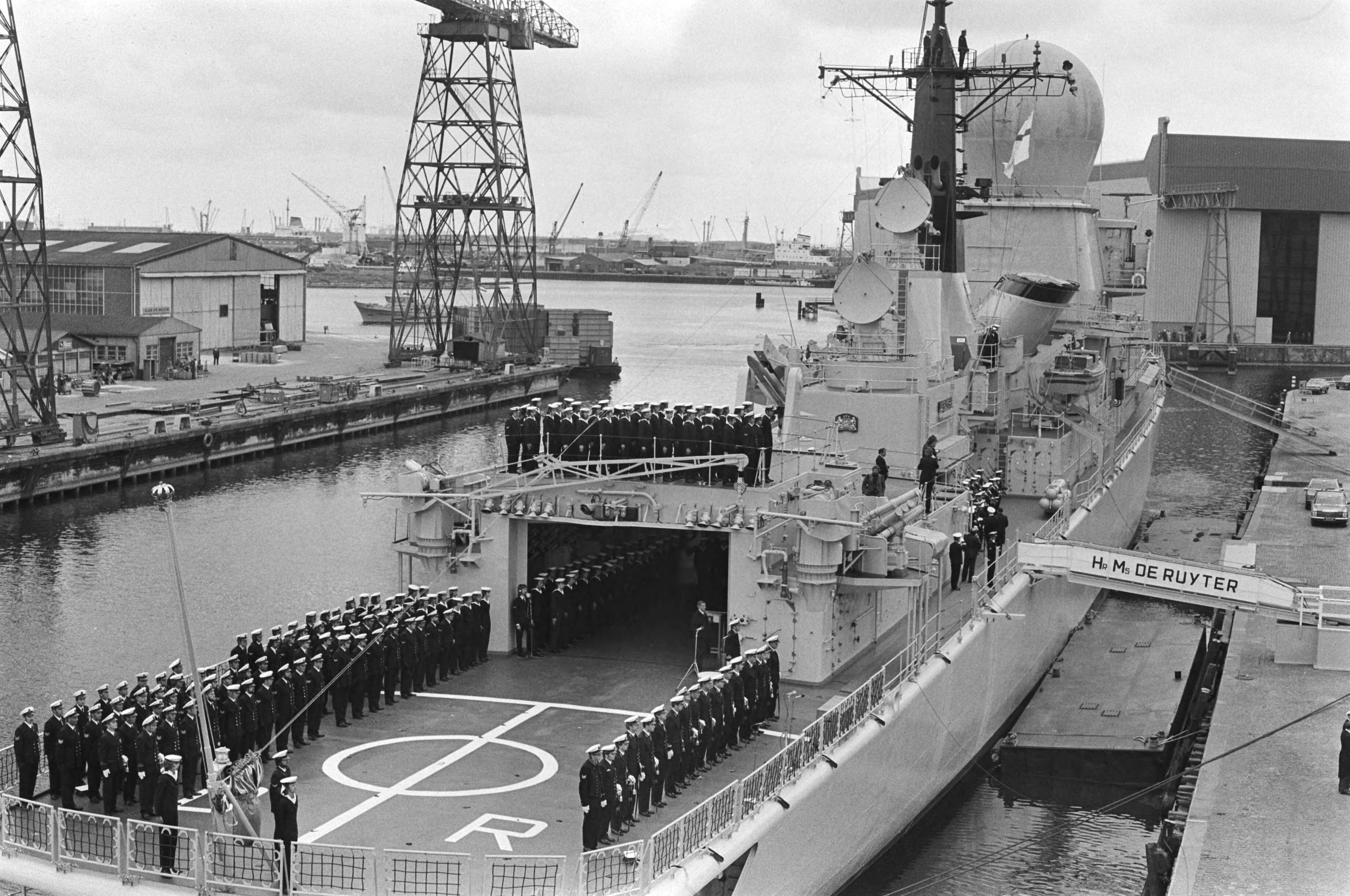 Fotocollectie Anefo — Wapenfregat De Ruyter door koningin Juliana in gebruik gesteld in Vlissingen, overzicht tijdens hijsen van vlag koningin Juliana — Foto: Verhoeff, Bert / Anefo. Licentie: Set B: Rechtenvrij / Publiek Domein. Bron: Nationaal Archief. http://hdl.handle.net/10648/ac85692a-d0b4-102d-bcf8-003048976d84