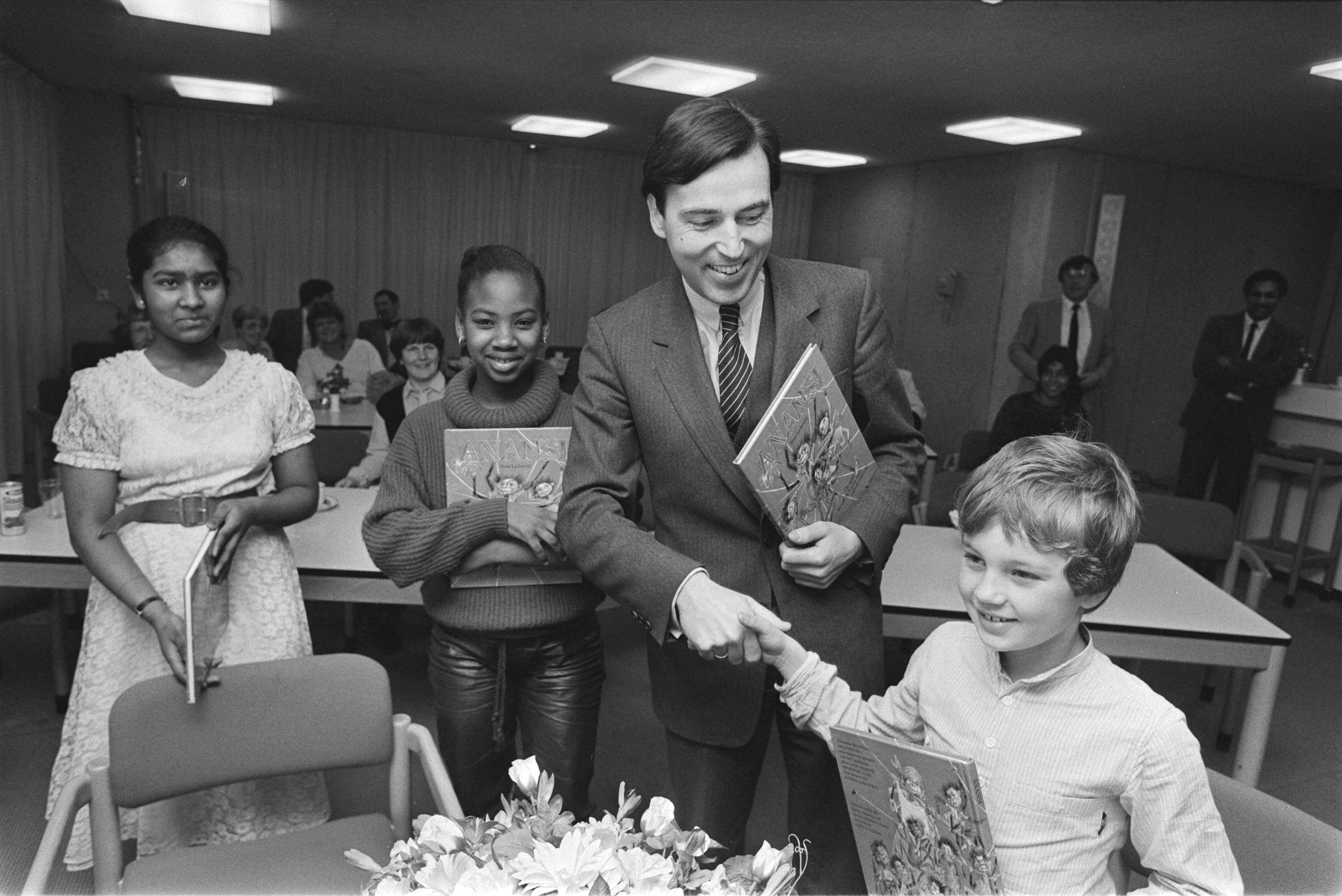 Fotocollectie Anefo — Minister Brinkman ontvangt 1e exemplaar sprookjesboek Anansi ( Den Haag ); minister Brinkman ontvangt sprookjesboek — Foto: Bogaerts, Rob / Anefo. Licentie: Set B: Rechtenvrij / Publiek Domein. Bron: Nationaal Archief. http://hdl.handle.net/10648/ad376634-d0b4-102d-bcf8-003048976d84