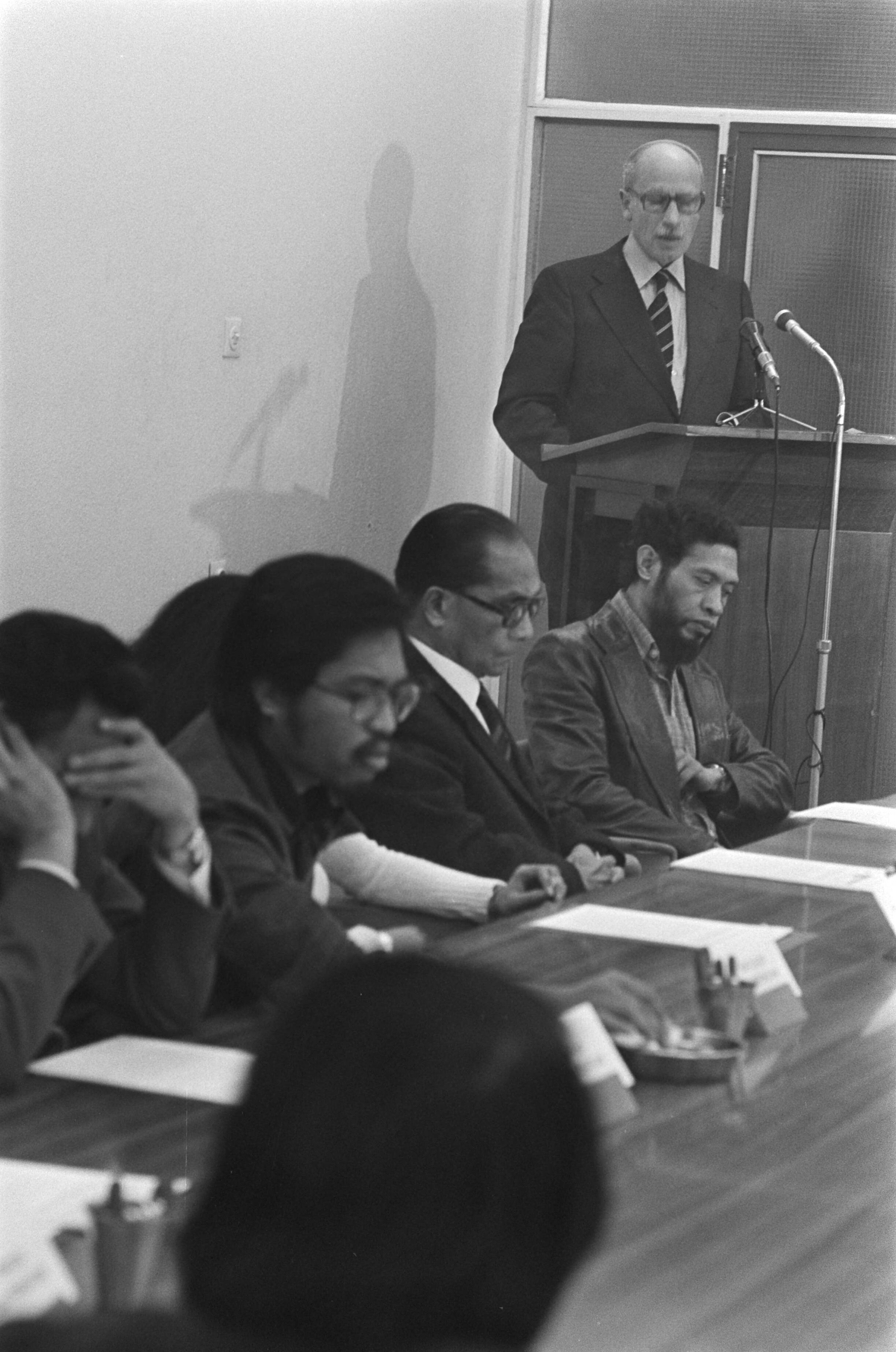 Fotocollectie Anefo — Moluks Inspraakorgaan geinstalleerd door minister Van Doorn op CRM (Rijswijk); Van Doorn aan het woord — Foto: Croes, Rob C. / Anefo. Licentie: Set B: Rechtenvrij / Publiek Domein. Bron: Nationaal Archief. http://hdl.handle.net/10648/ac7df334-d0b4-102d-bcf8-003048976d84