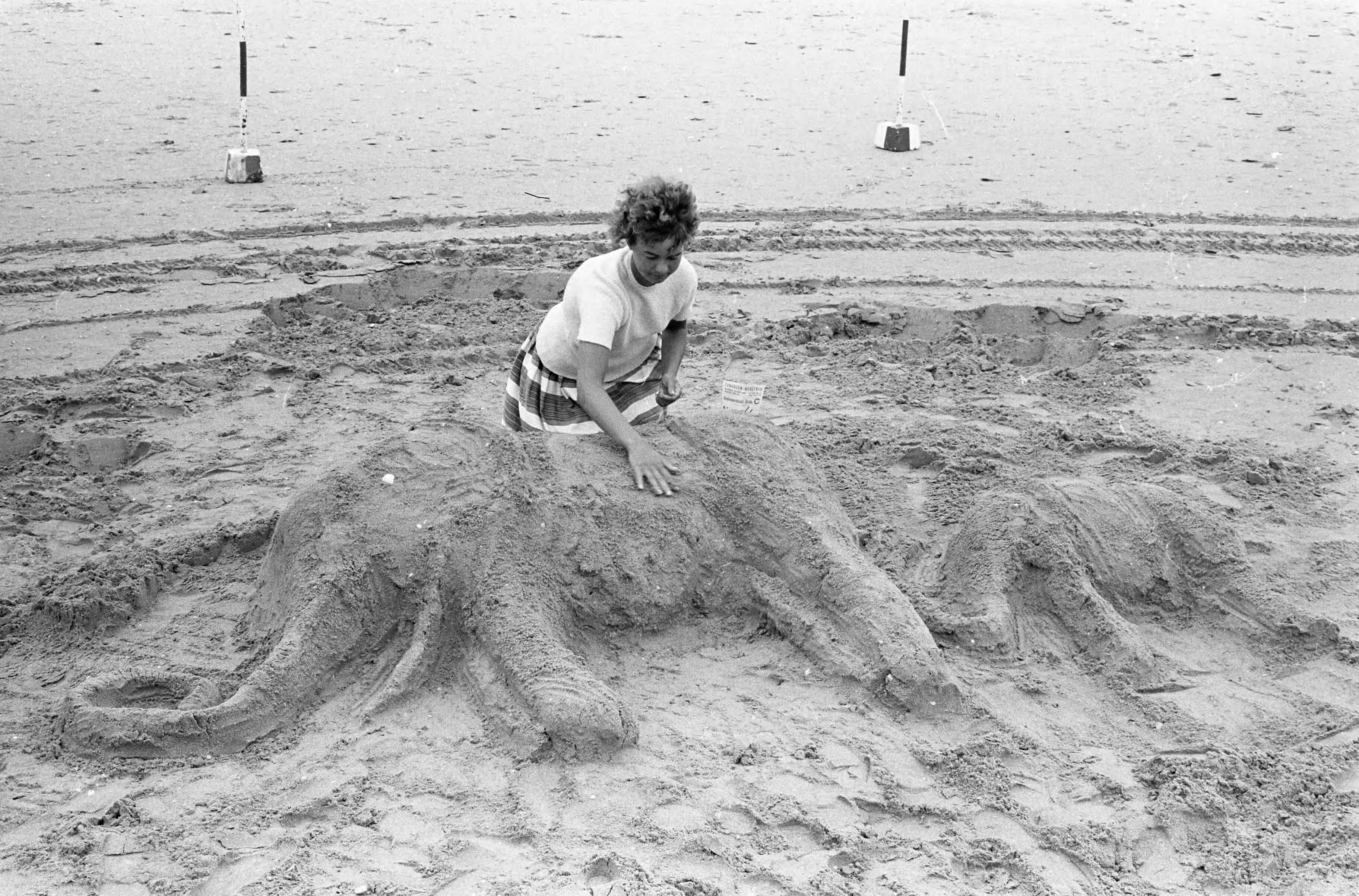 Fotocollectie Anefo — Zandbouwwedstrijden in Zandvoort — Foto: Pot, Harry / Anefo. Licentie: Set B: Rechtenvrij / Publiek Domein. Bron: Nationaal Archief. http://hdl.handle.net/10648/aa10946c-d0b4-102d-bcf8-003048976d84