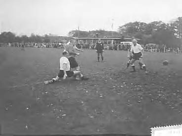 Fotocollectie Anefo — Interparlementair voetbal. Holland tegen België op sportpark Te Werve in Rijswijk. Spelmoment — Foto: Rossem, Wim van / Anefo. Licentie: Set B: Rechtenvrij / Publiek Domein. Bron: Nationaal Archief. http://hdl.handle.net/10648/a9a002c4-d0b4-102d-bcf8-003048976d84