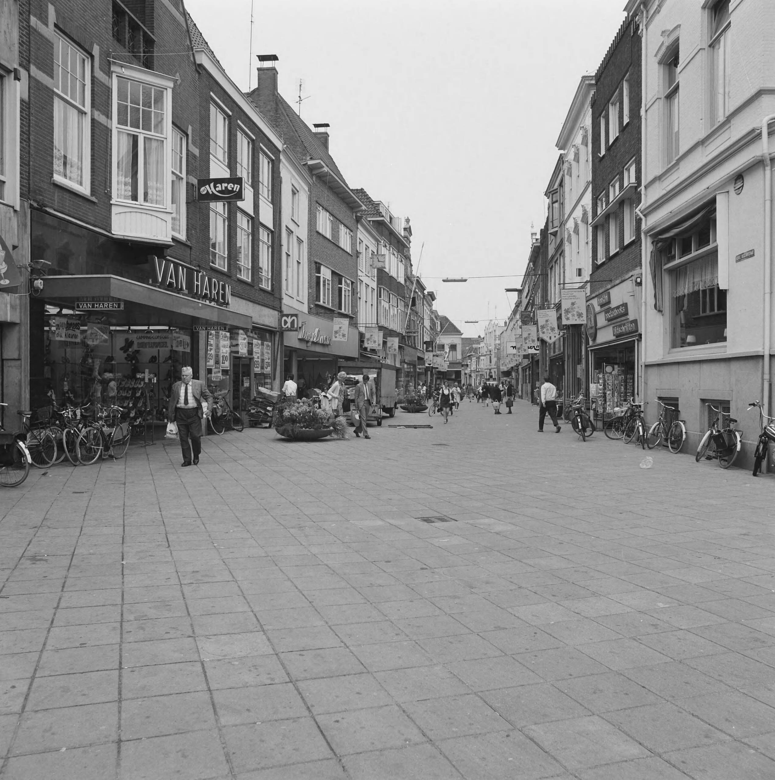Fotocollectie Nederlandse Heidemaatschappij — Deventer. Winkelcentrum (centrum) thans voetgangers domein (geen Heidemij-object) — Foto: Fotograaf Onbekend / Heidemij. Licentie: Set B: Rechtenvrij / Publiek Domein. Bron: Nationaal Archief. http://hdl.handle.net/10648/ae829ffe-d0b4-102d-bcf8-003048976d84