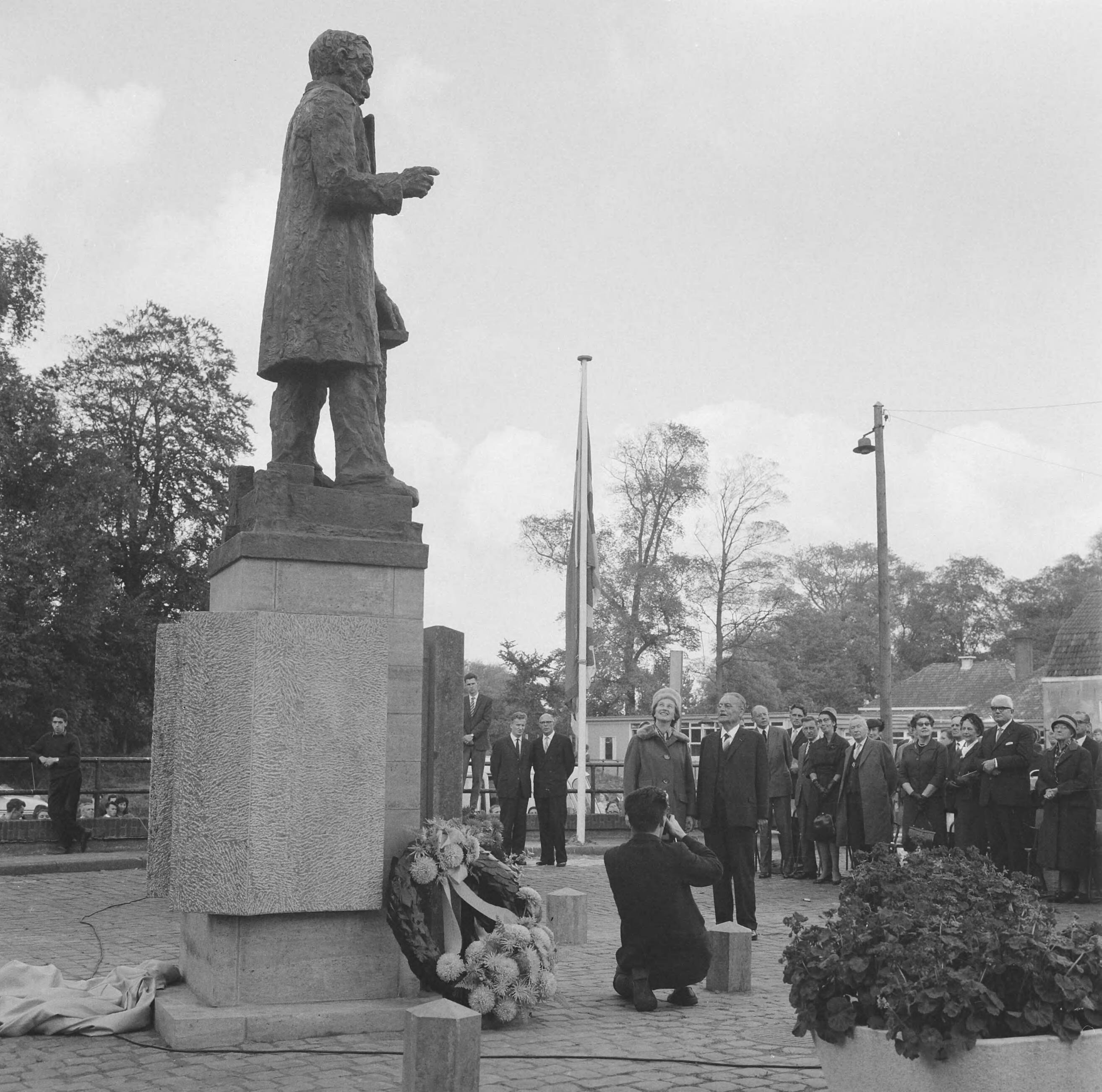 Fotocollectie Anefo — Onthulling monument P.J. Troelstra door kleindochter mevrouw Veronica Baay te Leeuwarden — Foto: Koch, Eric / Anefo. Licentie: Set B: Rechtenvrij / Publiek Domein. Bron: Nationaal Archief. http://hdl.handle.net/10648/aa1a475a-d0b4-102d-bcf8-003048976d84