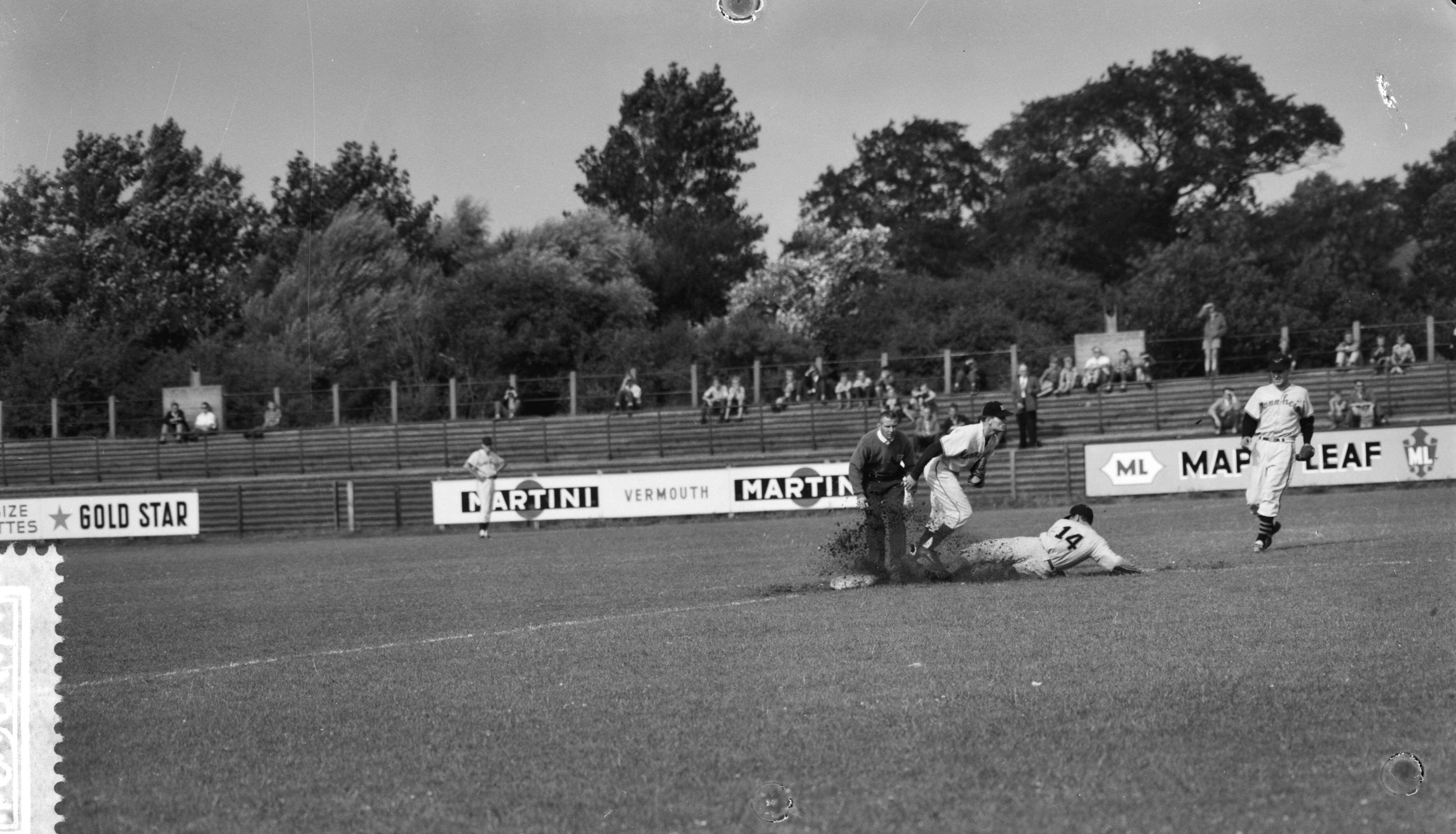 Fotocollectie Anefo — Honkbal. Nederland tegen Duitsland 6-1, gespeeld op het EDO-terrein te Haarlem. Spelmoment, speler-coach Henk Keulemans neemt het 2e honk. Links de Duitse speler-coach Claus Helmich — Foto: Bilsen, Joop van / Anefo. Licentie: Set B: Rechtenvrij / Publiek Domein. Bron: Nationaal Archief. http://hdl.handle.net/10648/a99a11c0-d0b4-102d-bcf8-003048976d84