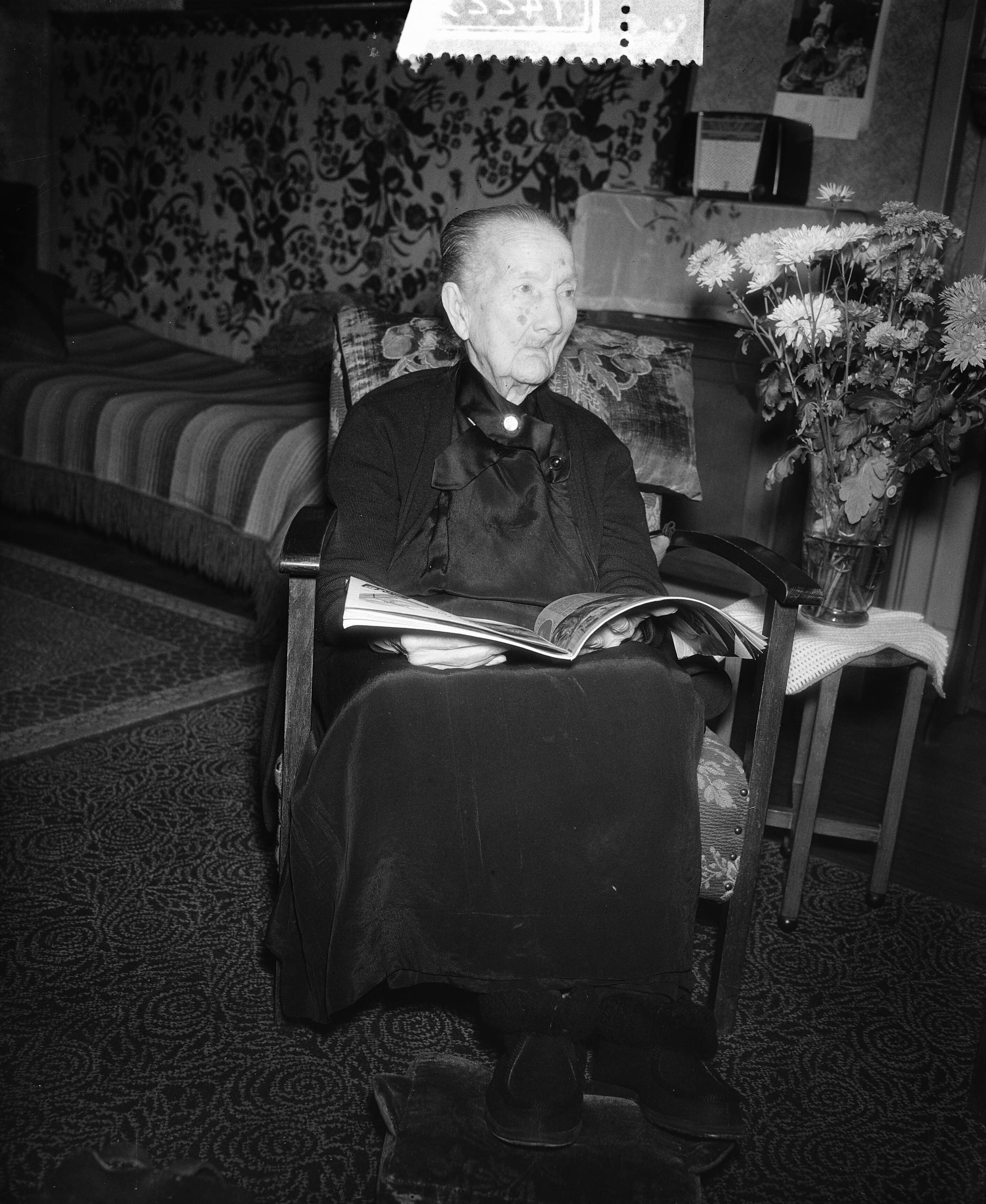 Fotocollectie Anefo — Mevrouw J. J. de Calonne Meister uit Den Haag wordt op 10 november 106 jaar oud — Foto: Rossem, Wim van / Anefo. Licentie: Set B: Rechtenvrij / Publiek Domein. Bron: Nationaal Archief. http://hdl.handle.net/10648/a93e68fc-d0b4-102d-bcf8-003048976d84