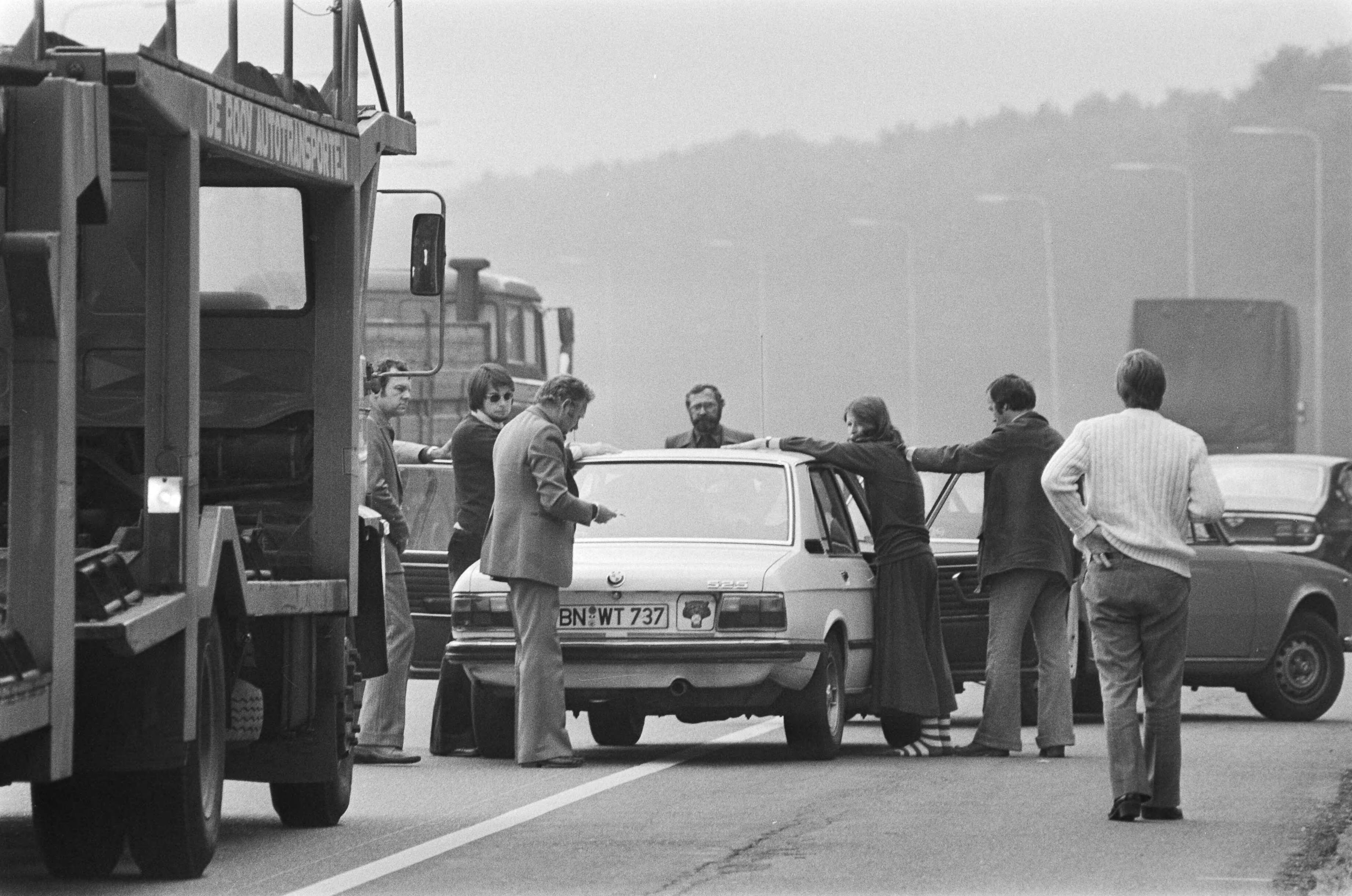 Fotocollectie Anefo — Jacht op Duitse terroristen; Duitse auto klem gereden en passagiers gefouilleerd op Utrechtse weg — Foto: Suyk, Koen / Anefo. Licentie: Set B: Rechtenvrij / Publiek Domein. Bron: Nationaal Archief. http://hdl.handle.net/10648/aca370c8-d0b4-102d-bcf8-003048976d84