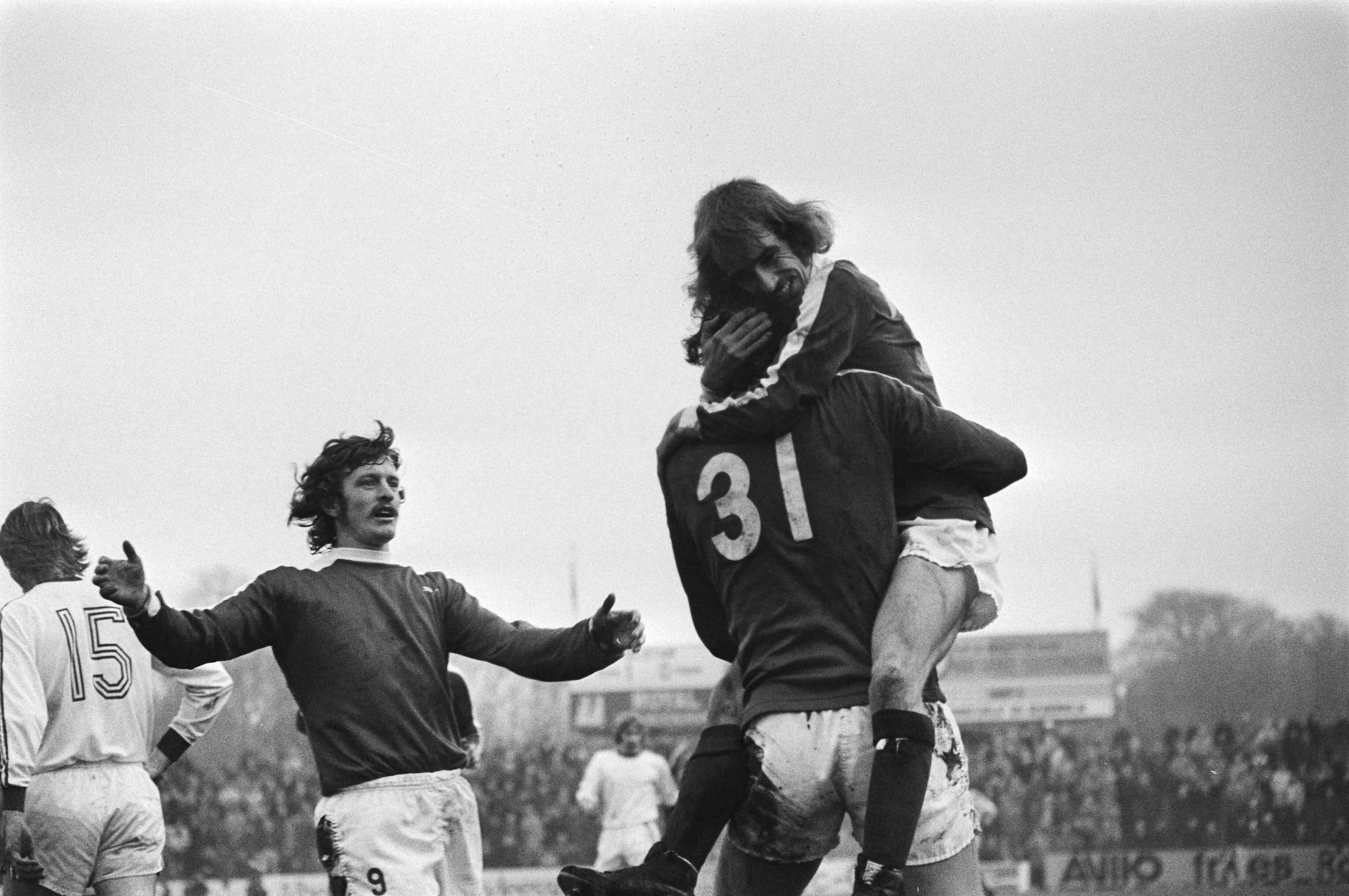Fotocollectie Anefo — Roda JC tegen Ajax 2-3; Van Veen heeft gescoord en wordt omhelsd — Foto: Verhoeff, Bert / Anefo. Licentie: Set B: Rechtenvrij / Publiek Domein. Bron: Nationaal Archief. http://hdl.handle.net/10648/ac9162a2-d0b4-102d-bcf8-003048976d84