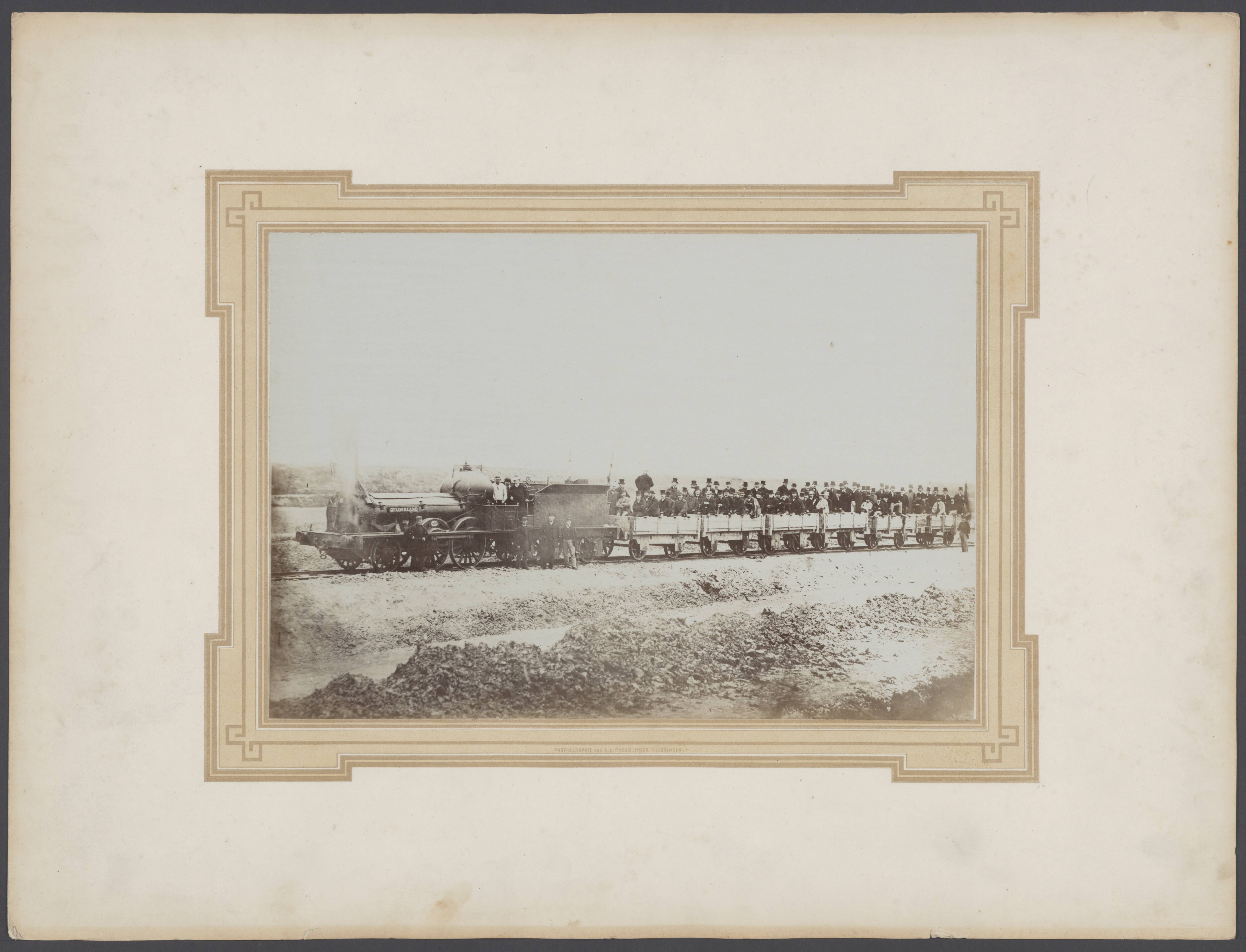 Fotocollectie Rijkswaterstaat — Feesttrein nabij West-Souburg bij gelegenheid der vergadering van het Koninklijk Instituut voor Ingenieurs (KIVI) op Walcheren. Opening Zeeuwsche spoorlijn — Foto: Preuninger, A.L. (Vlissingen). Licentie: Set B: Rechtenvrij / Publiek Domein. Bron: Nationaal Archief. http://hdl.handle.net/10648/9ae2c7ee-7be3-b9f3-3c78-5668ae4537fd