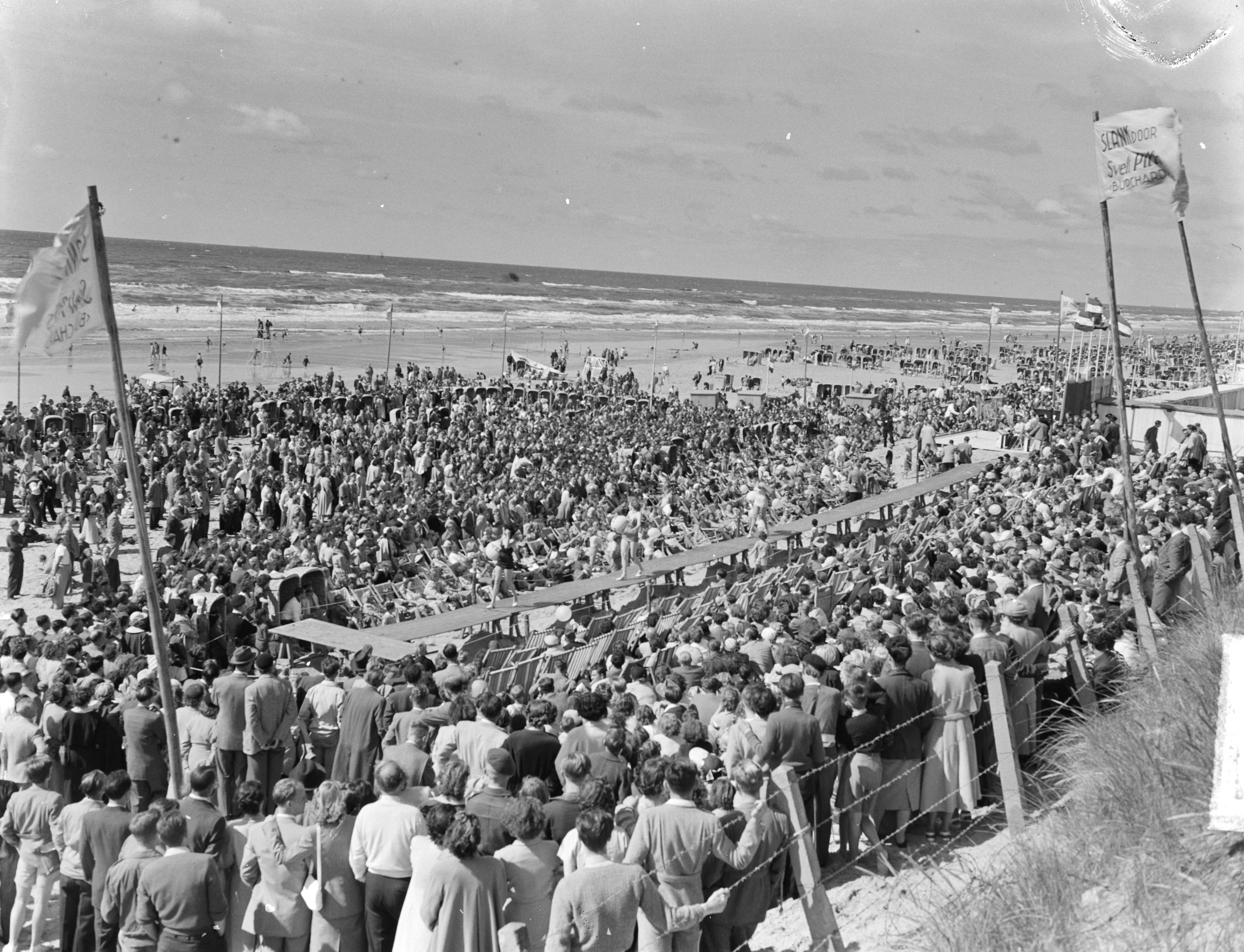 Miss Zandvoort — Verkiezing Miss Zandvoort. Publieke belangstelling bij het Zuiderbad — Foto: Pot, Harry / Anefo. Licentie: Set B: Rechtenvrij / Publiek Domein. Bron: Nationaal Archief. http://hdl.handle.net/10648/a8ed0980-d0b4-102d-bcf8-003048976d84