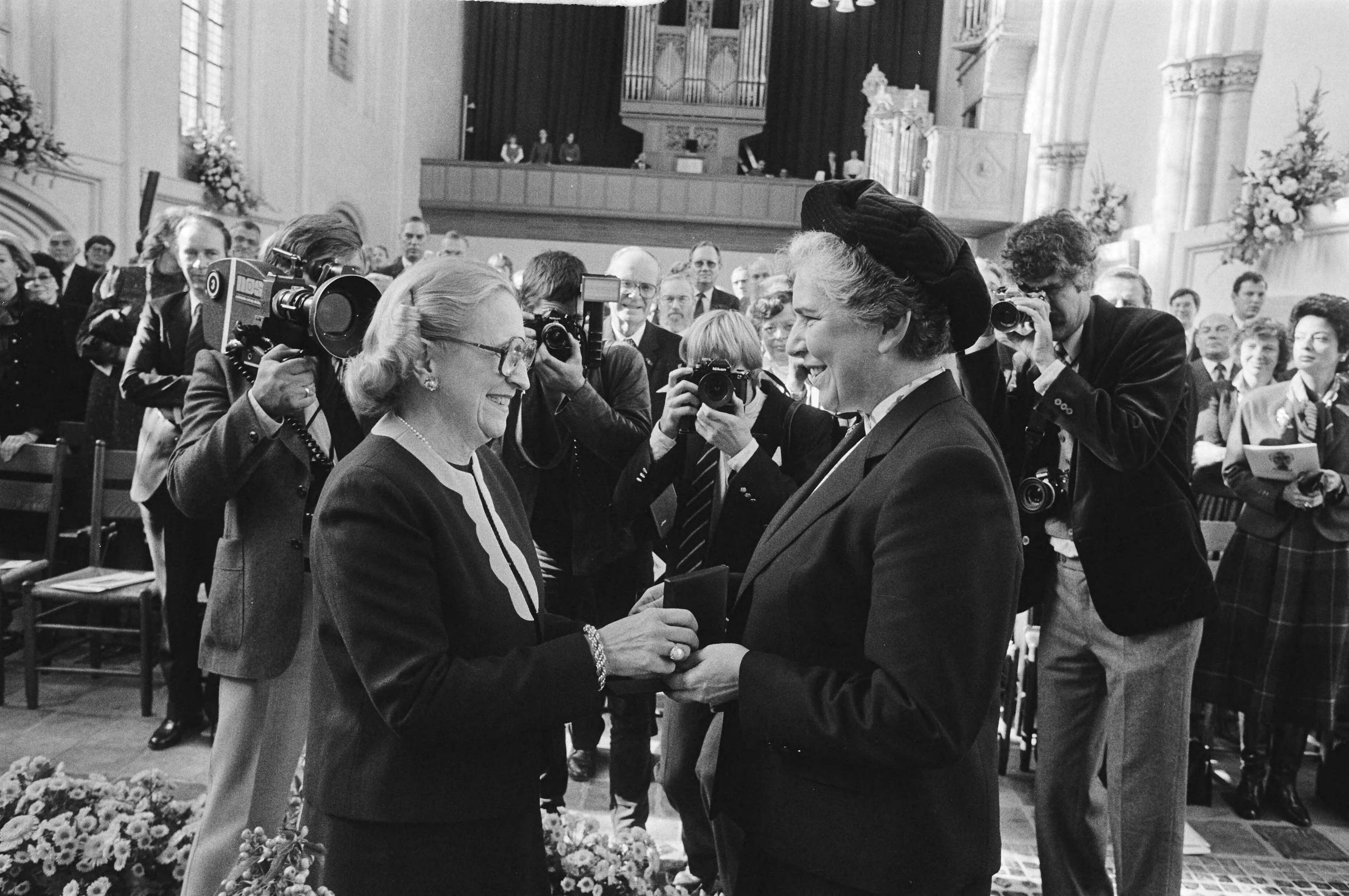 Uitreiking van de Four Freedoms Medals in 1982 in Middelburg door leden van de Franklin D. Roosevelt Centennial Commission — Patricia Visser 't Hooft-Jenkins (r) ontvangr namens dr. W. A. Visser 't Hooft de Freedom of Worship Award uit handen van Margaret Truman Daniel — Foto: Bogaerts, Rob / Anefo. Licentie: Set B: Rechtenvrij / Publiek Domein. Bron: Nationaal Archief. http://hdl.handle.net/10648/ad2009da-d0b4-102d-bcf8-003048976d84