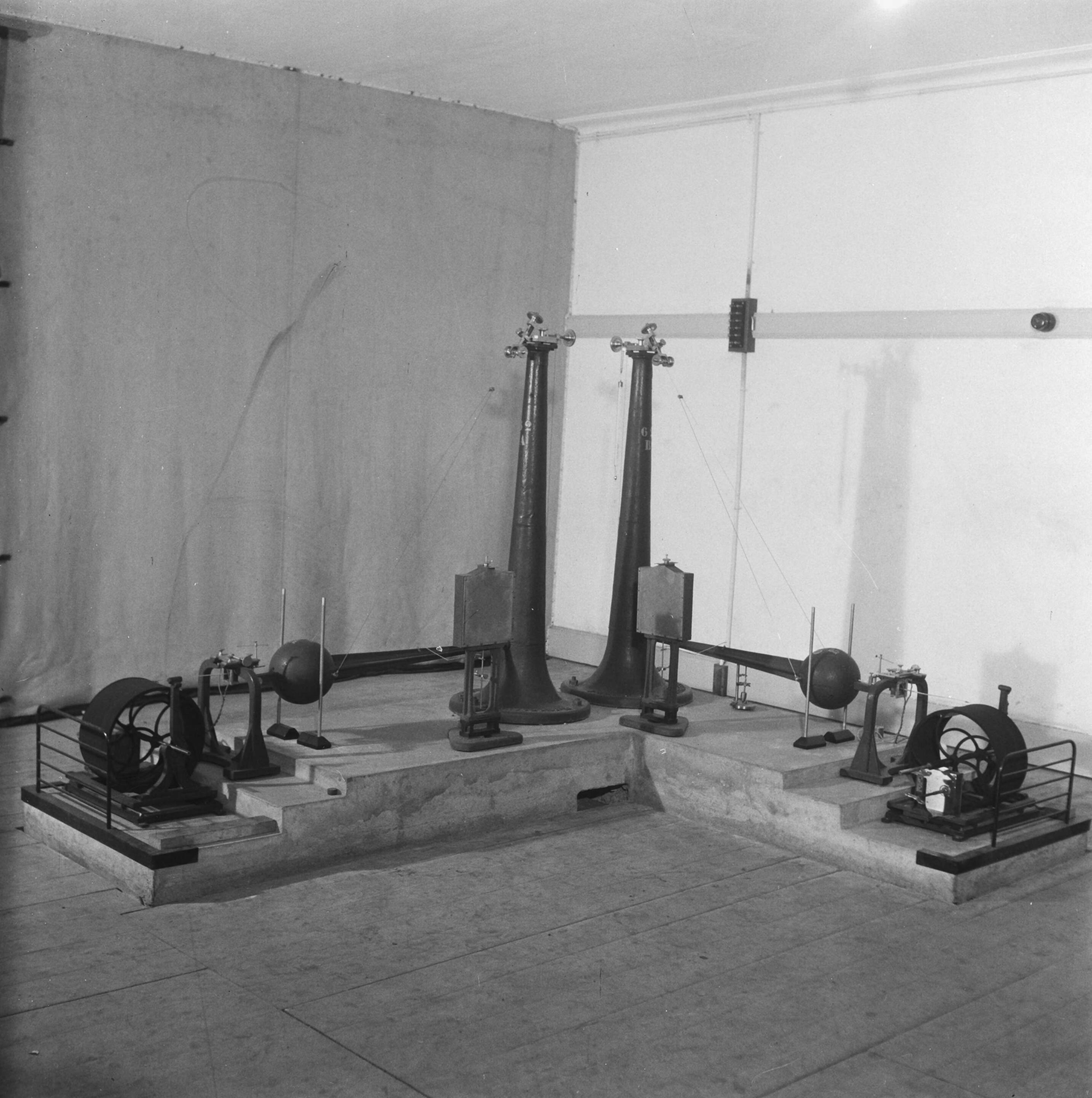 Fotocollectie Anefo — Meteorologisch Instituut te Den Bilt — Foto: Breijer, Charles / Anefo. Licentie: Set B: Rechtenvrij / Publiek Domein. Bron: Nationaal Archief. http://hdl.handle.net/10648/a89b2188-d0b4-102d-bcf8-003048976d84